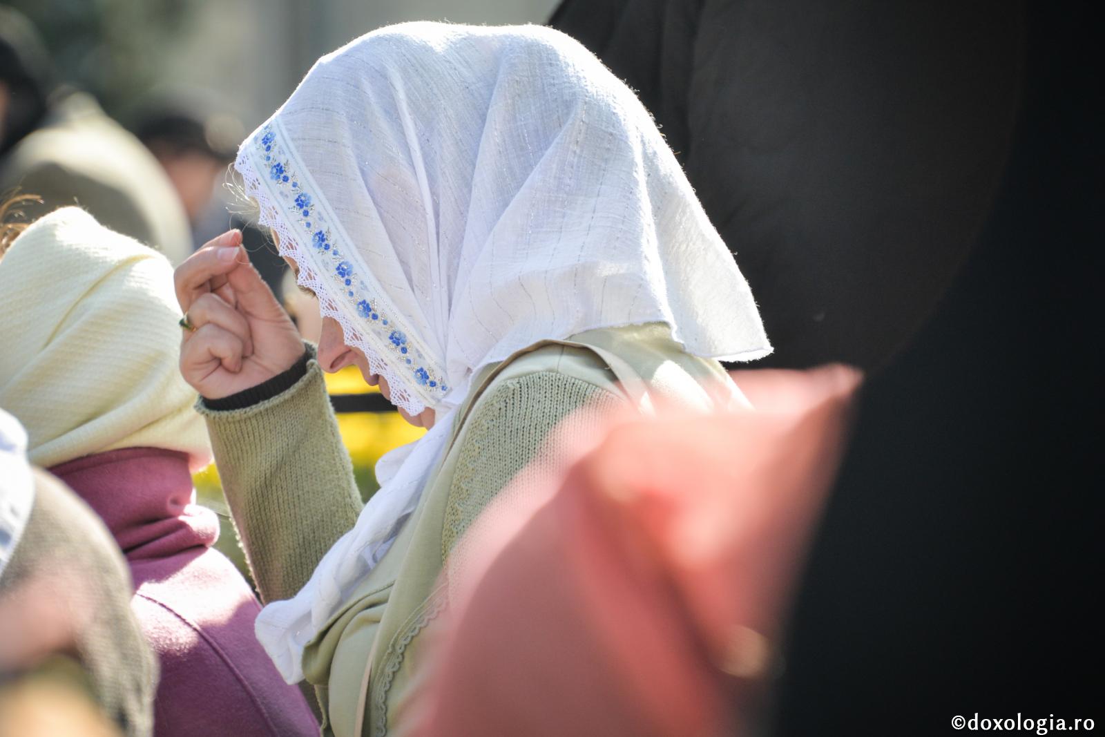 Semnul Sfintei Cruci – datină apostolică / Foto: Oana Nechifor femeie făcând Sfânta Cruce
