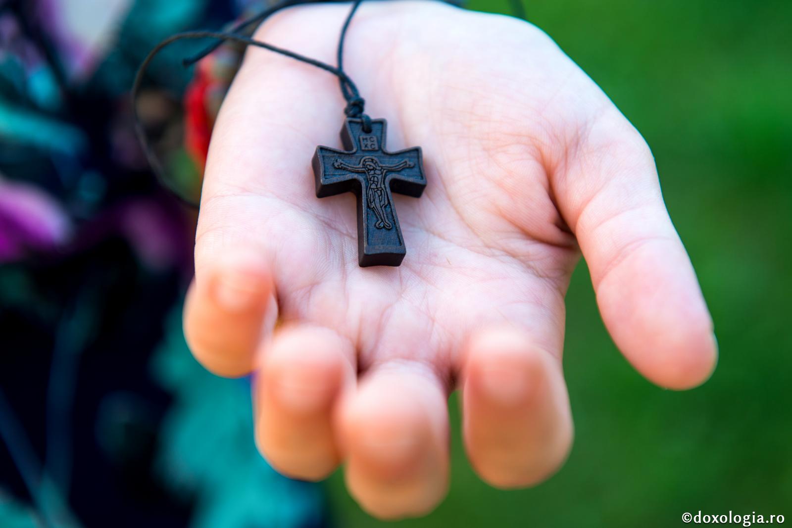 Ce înseamnă „a-ți lua crucea”? / Foto: Oana Nechifor cruciuliță de lemn în palmă