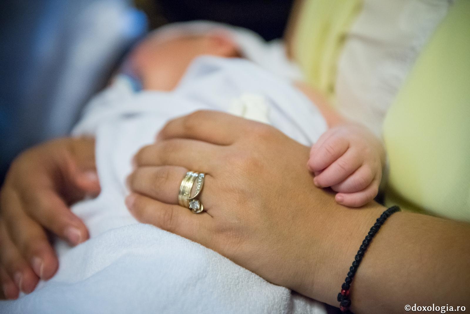 Inima de frate și minunea Sfântului Porfirie Kavsokalivitul / Foto: Oana Nechifor prunc în brațe