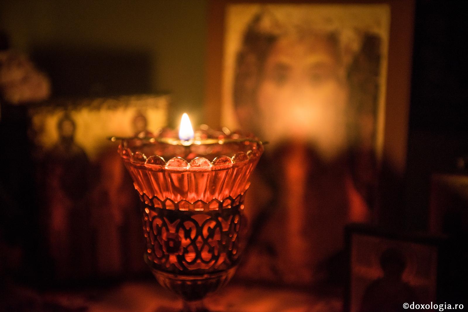 Lacrimile, pași către vindecarea sufletului / Foto: Oana Nechifor candelă aprinsă