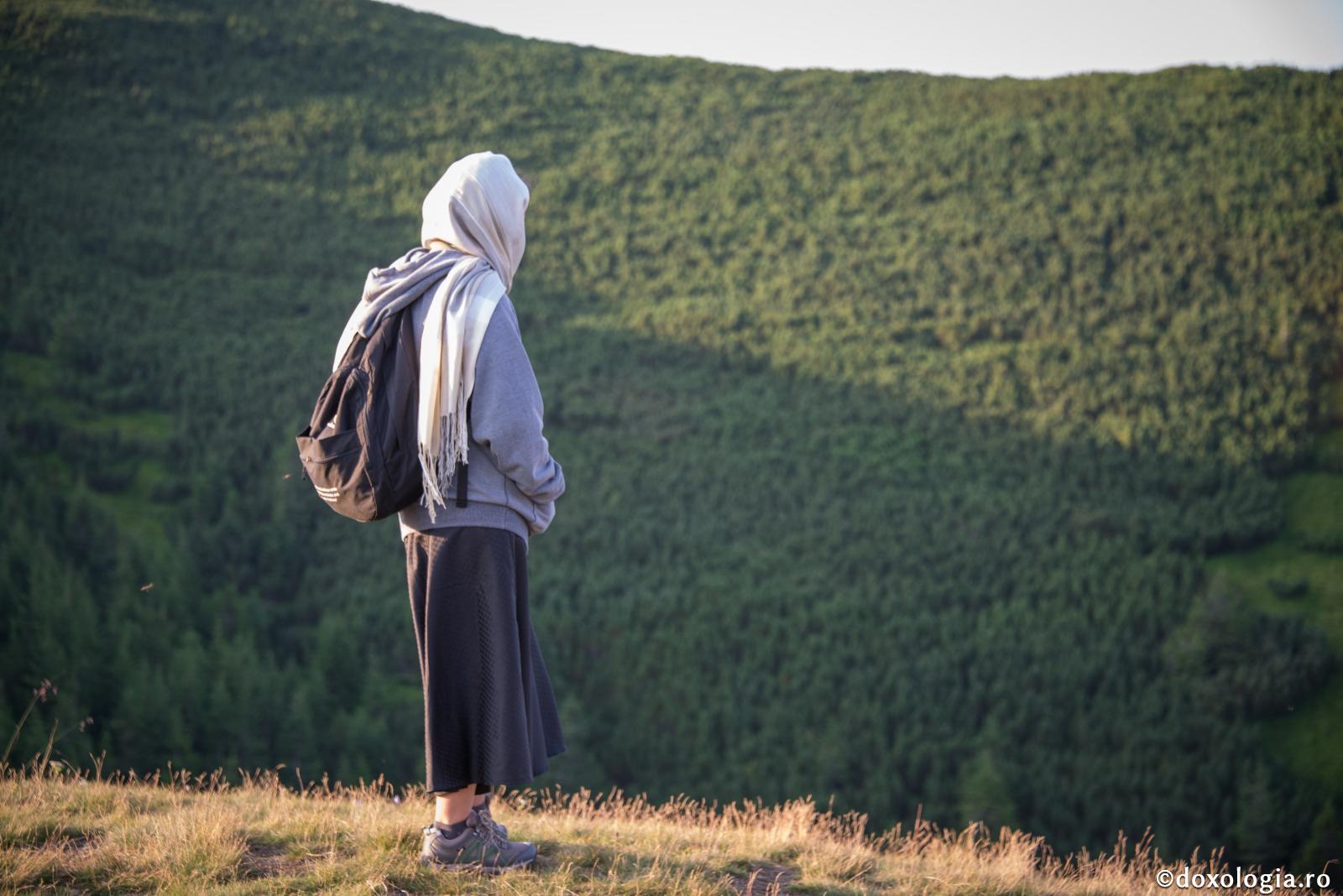 Umblați ca fii ai luminii! / Foto: Oana Nechifor femeie privind în zare