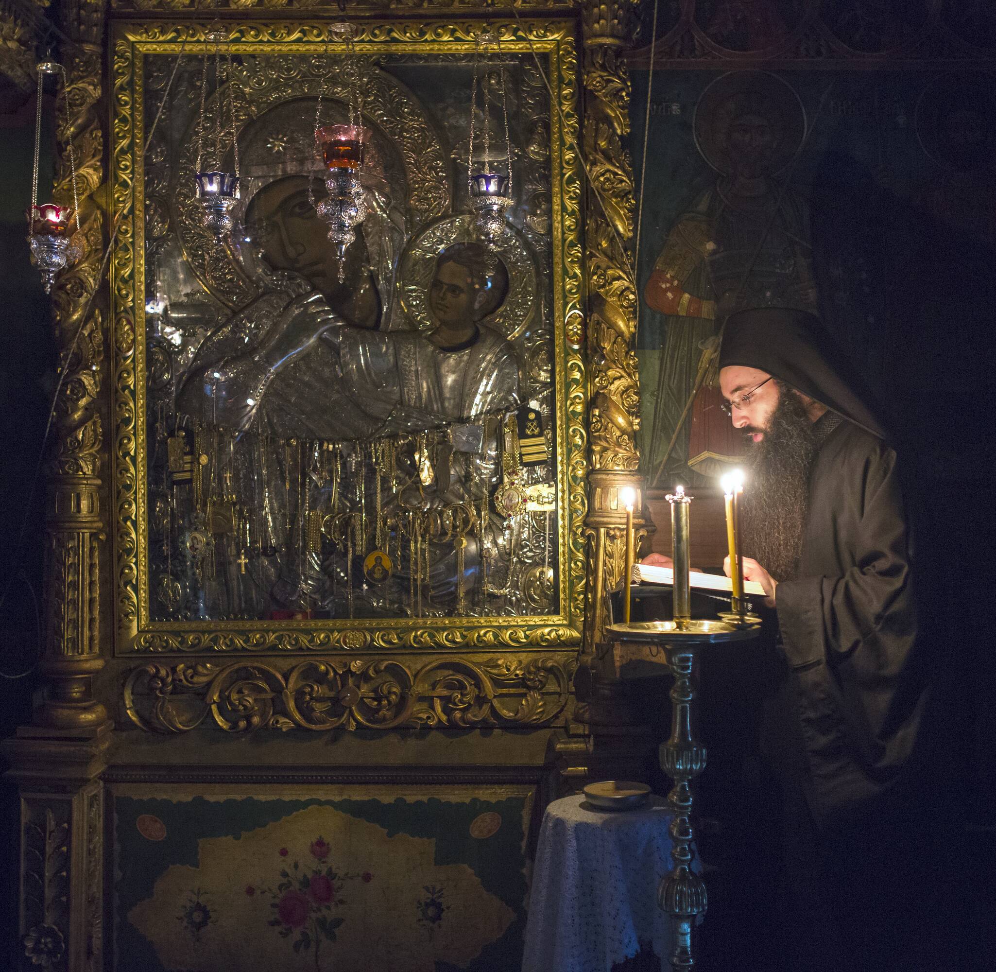 O arătare recentă a Preasfintei Născătoare de Dumnezeu la Mănăstirea Vatoped / Foto: asceticexperience.com călugăr lângă icoana Maicii Domnului