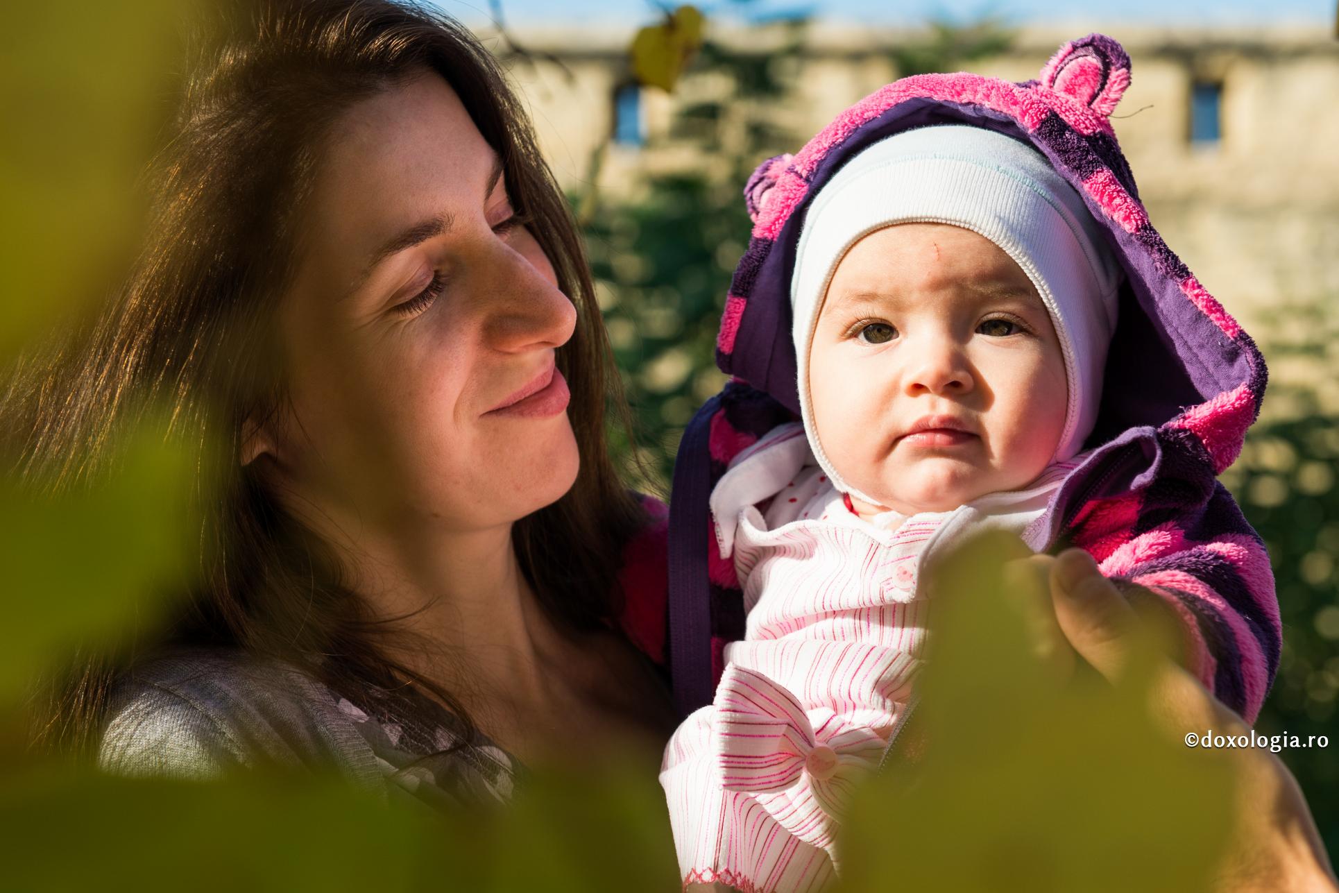 Să rămânem copii la suflet, să păstrăm seninătatea și nevinovăția / Foto: Oana Nechifor mamă cu copilul în brațe