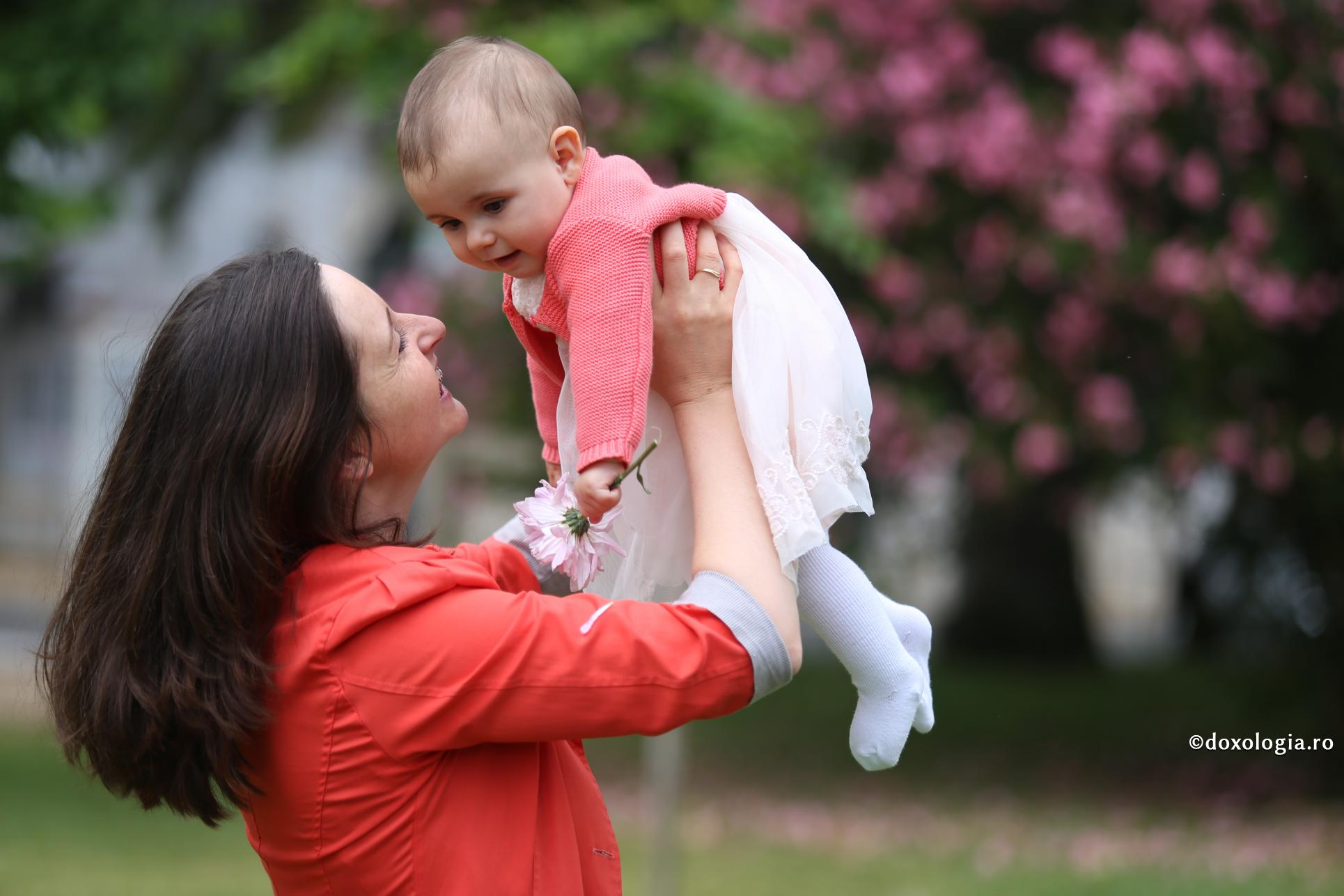 Dragostea nu are nevoie de cuvinte multe. Dragostea este sau nu este / Foto: Benedict Both mama cu fiica în brațe