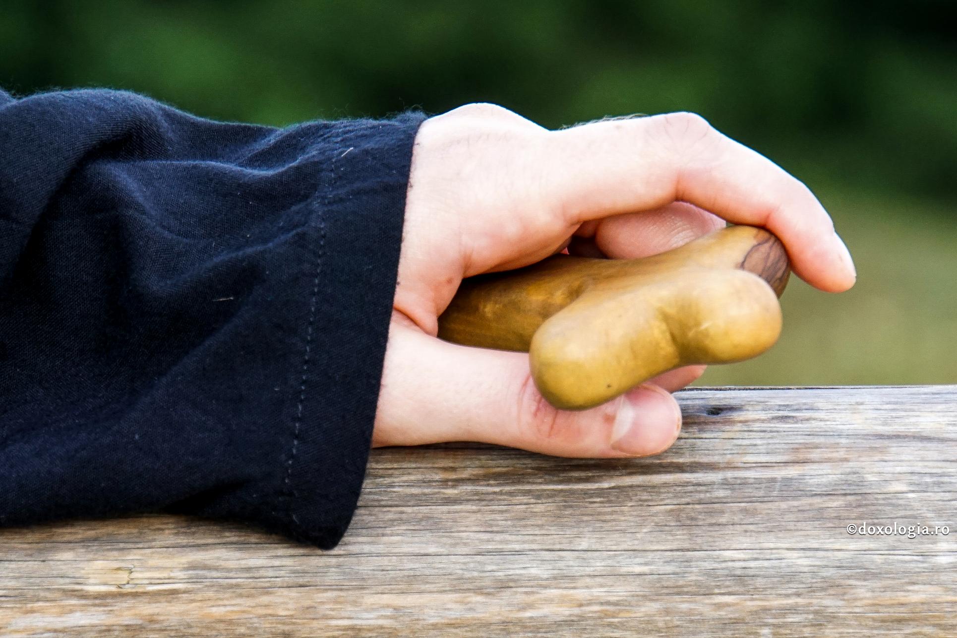Dincolo de aparențe ‒ un sfânt ascuns sub haine vechi / Foto: Oana Nechifor cruce de lemn în mână
