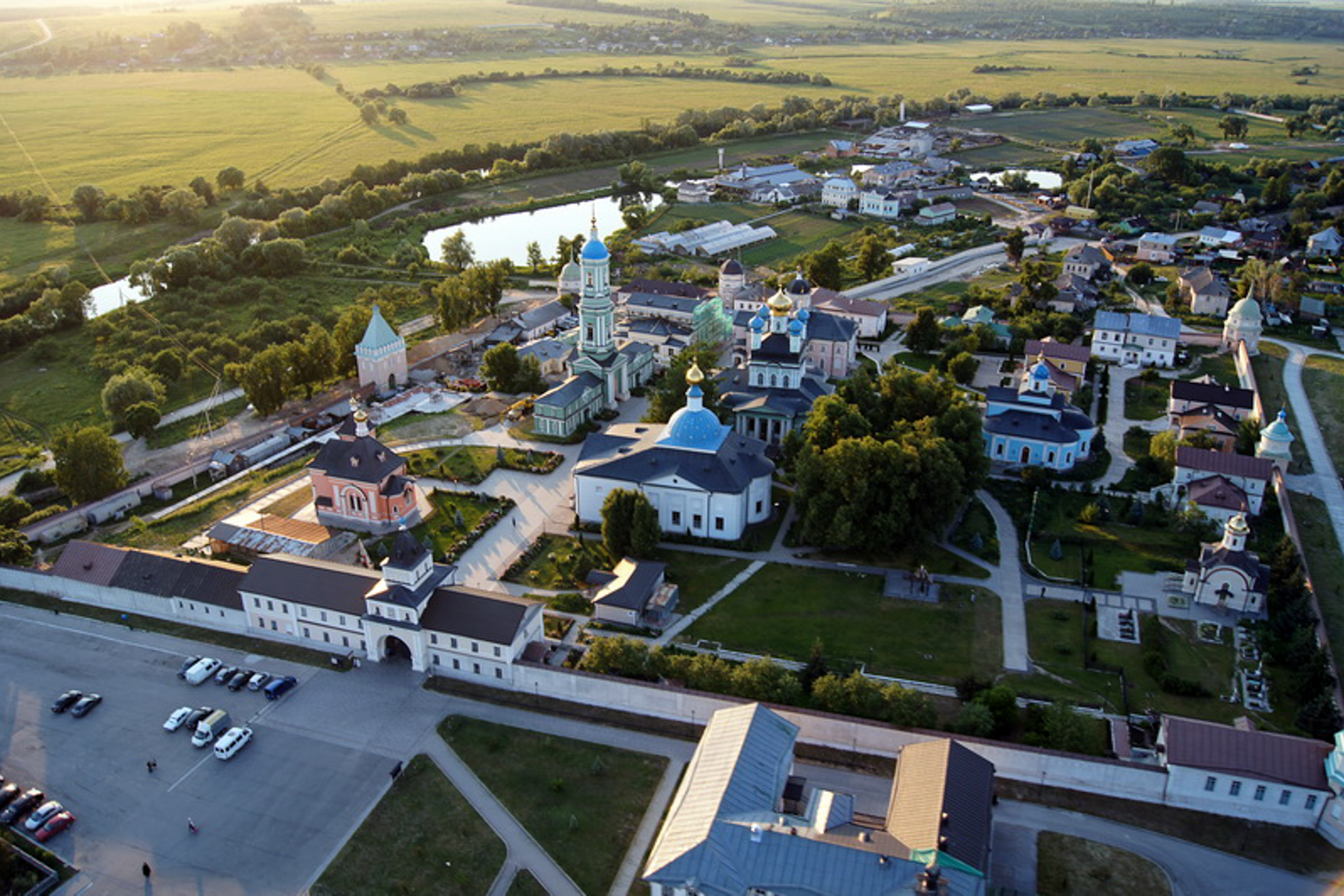 Mănăstirea Optina - vedere generală / Foto: www.fly-photo.ru Mănăstirea Optina – Rusia