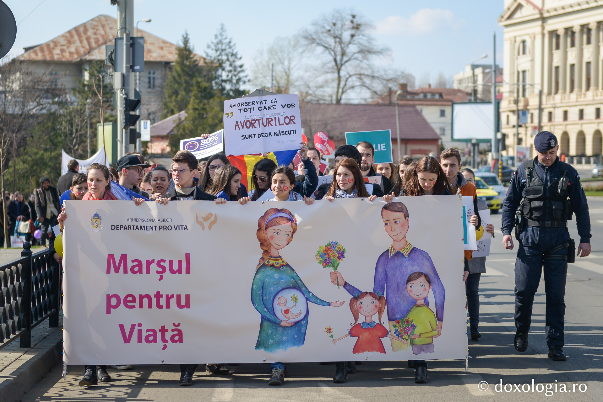 Foto: Silviu Cluci Peste 2000 de persoane, la Marșul pentru Viață de la Iași