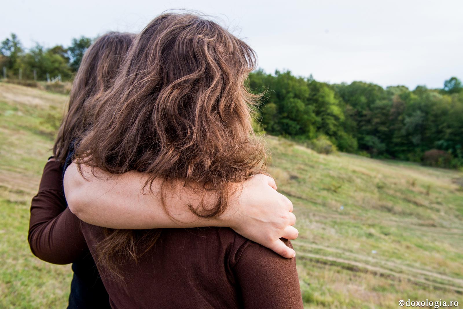 Omul vechi și omul nou / Foto: Oana Nechifor îmbrățișare