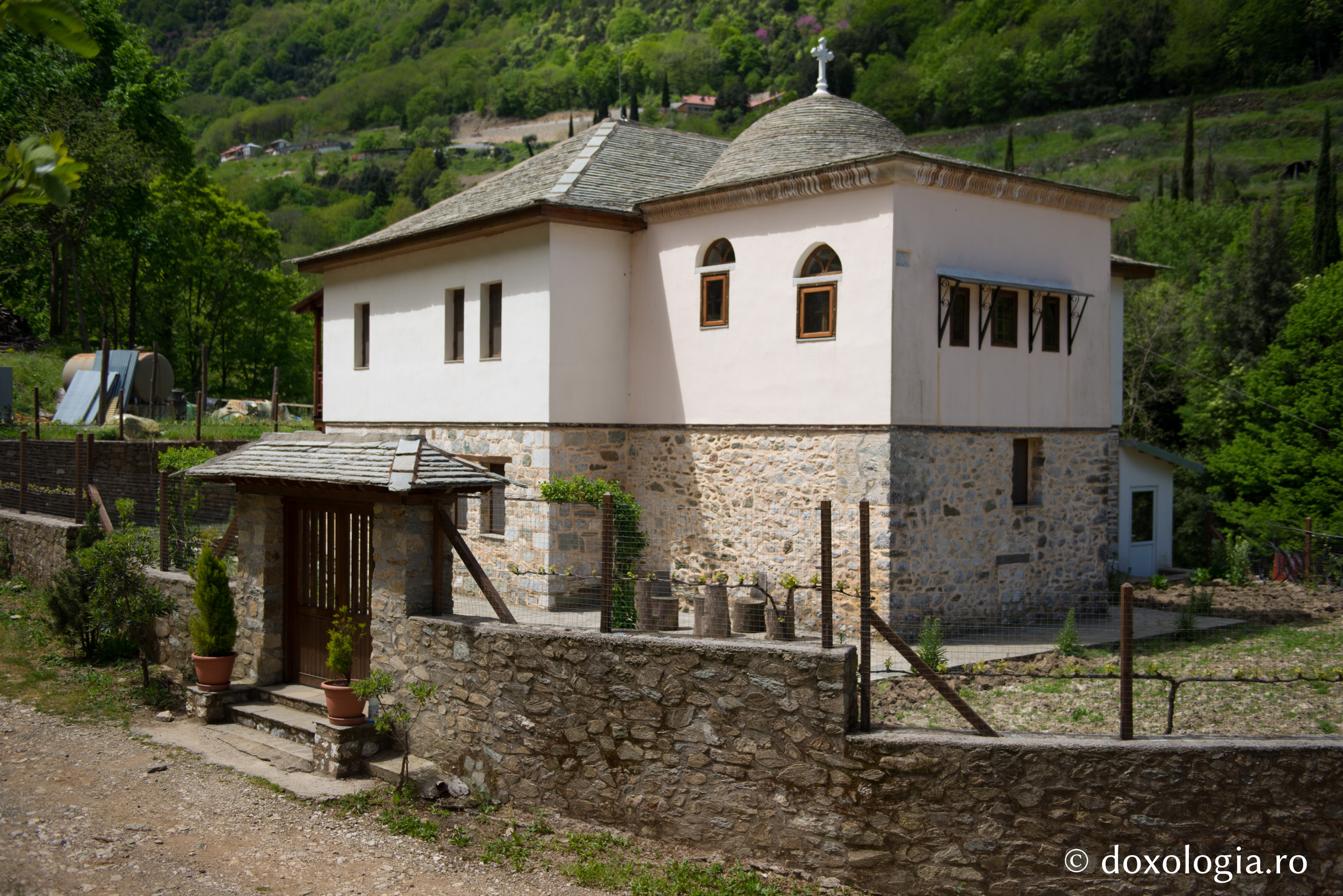 Chilia Adormirea Maicii Domnului – Lacu / Foto: Pr. Silviu Cluci Chilia Adormirea Maicii Domnului – Lacu