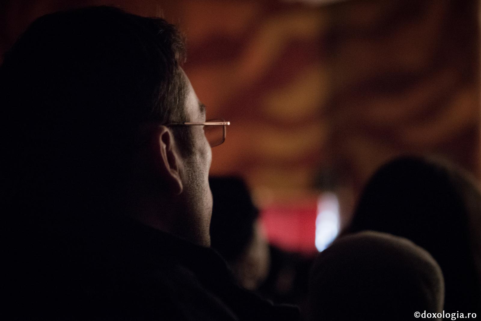 Tăcerea, suire tăinuită spre Dumnezeu / Foto: Oana Nechifor bărbat privind