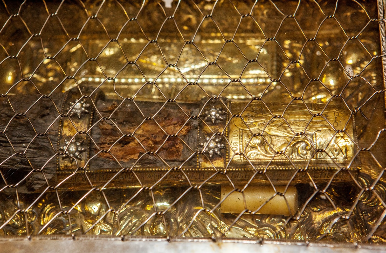 Mâna Sfântului Vasile cel Mare, în vistieria Bisericii Învierii din Ierusalim / http://leipsanothiki.blogspot.ro/ Mâna Sfântului Vasile cel Mare