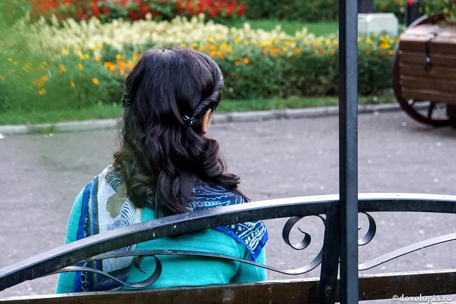 Cum să nu fii singur, chiar dacă ești celibatar / Foto: Oana Nechifor femeie stând pe bancă