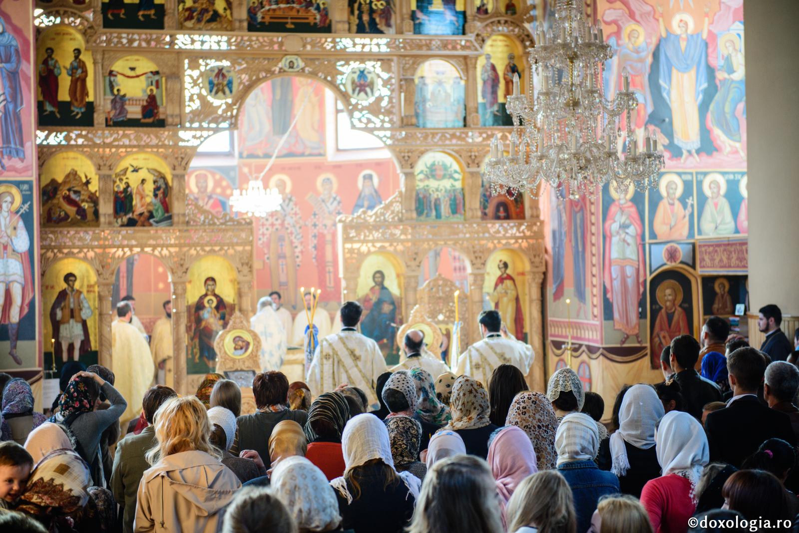Lucrarea harului Duhului Sfânt în Taina Hirotoniei / Foto: Oana Nechifor credincioși participând la Sfânta Liturghie