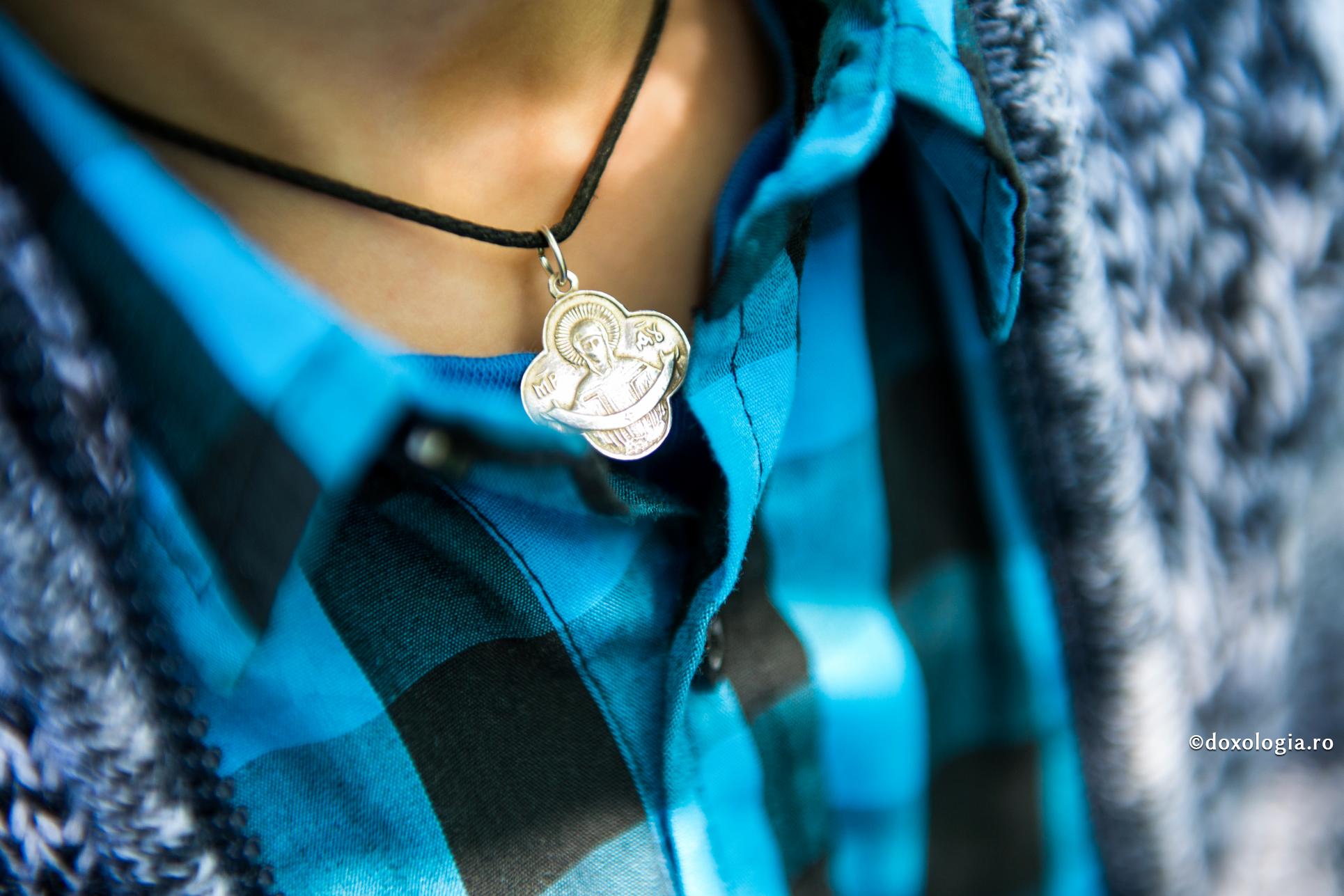 Nu simți Cerul pentru că nu-L slavoslovești pe Dumnezeu / Foto: Oana Nechifor cruciuliță cu acoperământul Maicii Domnului