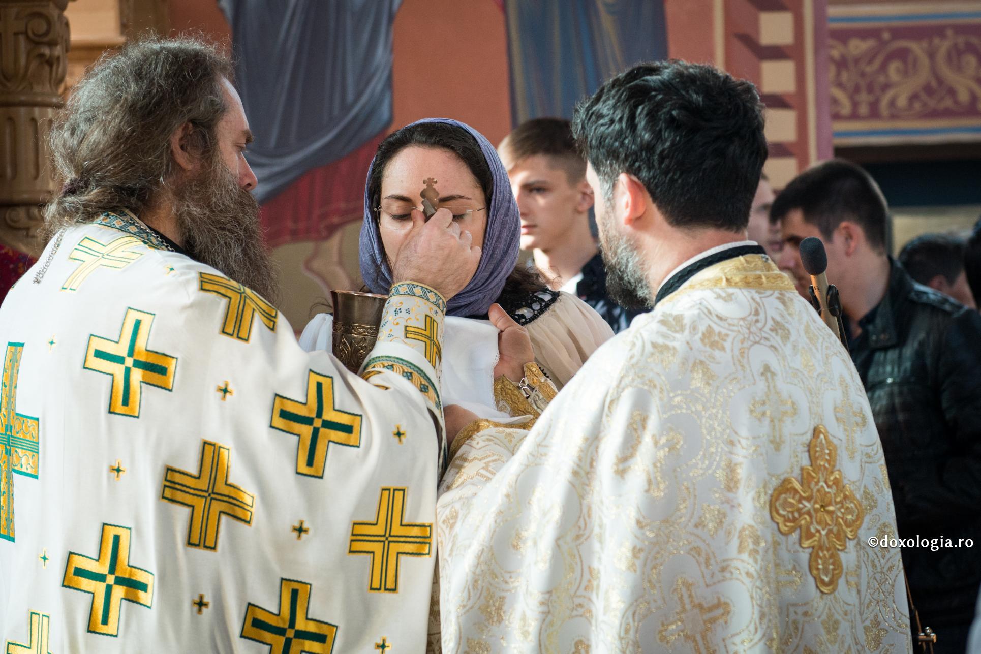 O vedenie pentru un om care trata superficial Sfintele Taine / Foto: Oana Nechifor împărtășirea cu Sfintele Taine
