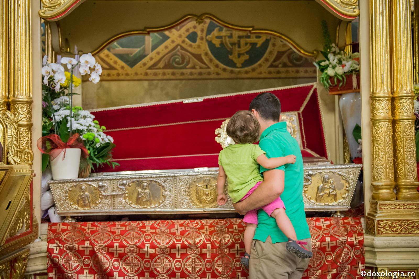 Foto: Oana Nechifor Un copil nebotezat se poate închina la Sfintele Moaşte?