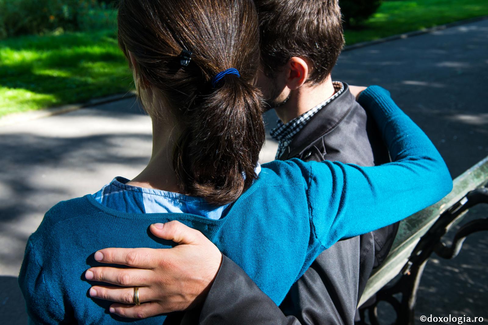 Putem trăi în familie ca în mănăstire? / Foto: Oana Nechifor cuplu stând pe bancă