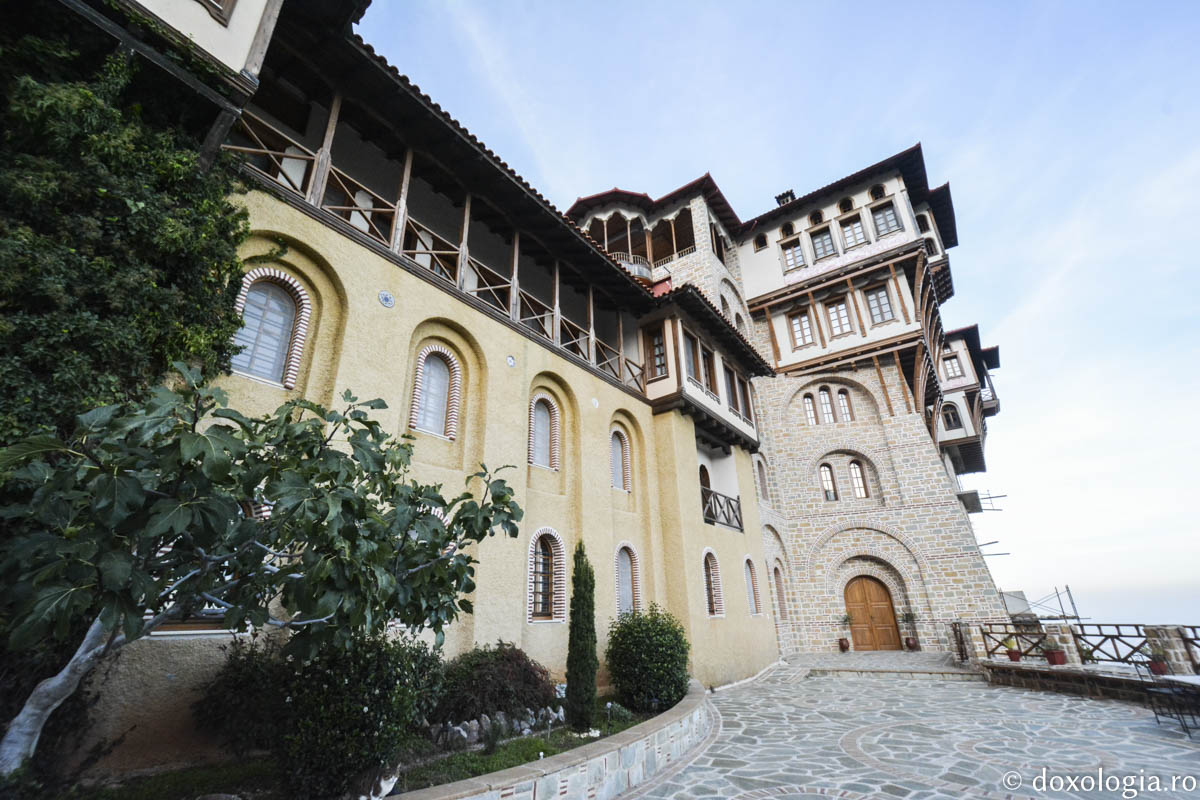 Pelerin la Mănăstirea „Sfântul Nicodim Aghioritul” din Goumenissa, Grecia / Foto: Bogdan Zamfirescu Mănăstirea „Sfântul Nicodim Aghioritul” din Goumenissa, Grecia