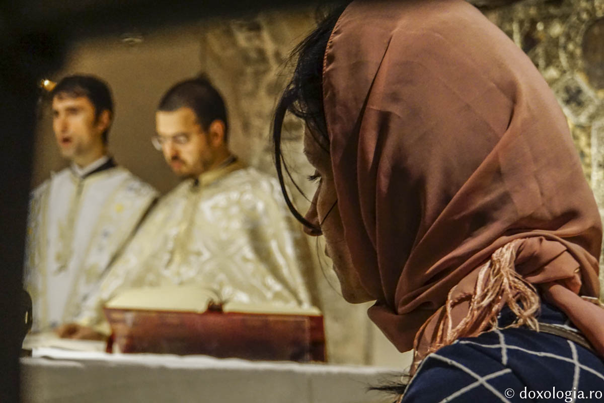 Foto: Magda Buftea (Foto) Pelerini români la moaștele Sfântului Ierarh Nicolae din Bari, Italia