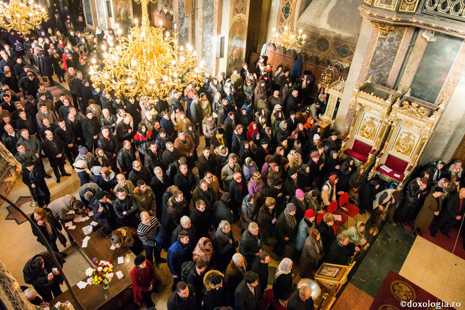 Vecernia de Sâmbătă seara – începutul unei noi săptămâni liturgice / Foto: Oana Nechifor credincioși participând la slujbă în Catedrala Mitropolitană din Iași