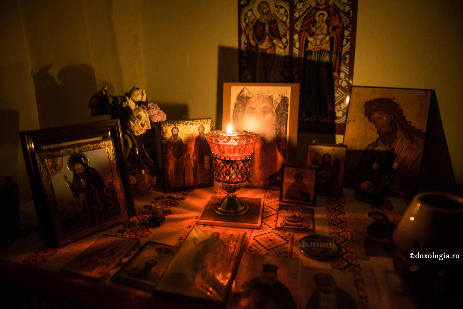De ce aprindem candele înaintea icoanelor? / Foto: Oana Nechifor colț de rugăciune
