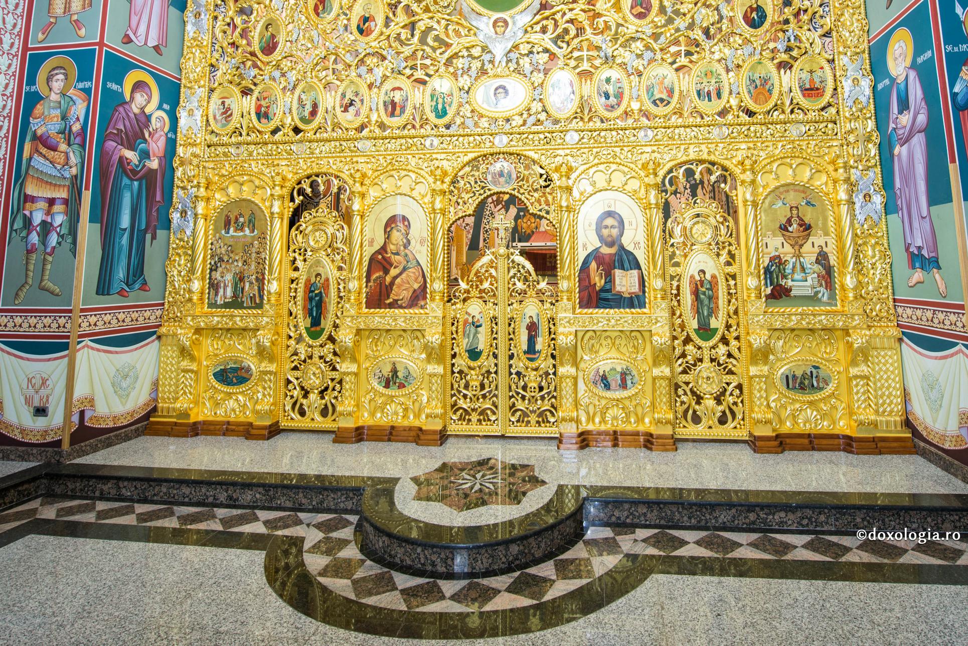 Icoanele care se pictează pe catapeteasmă / Foto: Oana Nechifor catapeteasmă