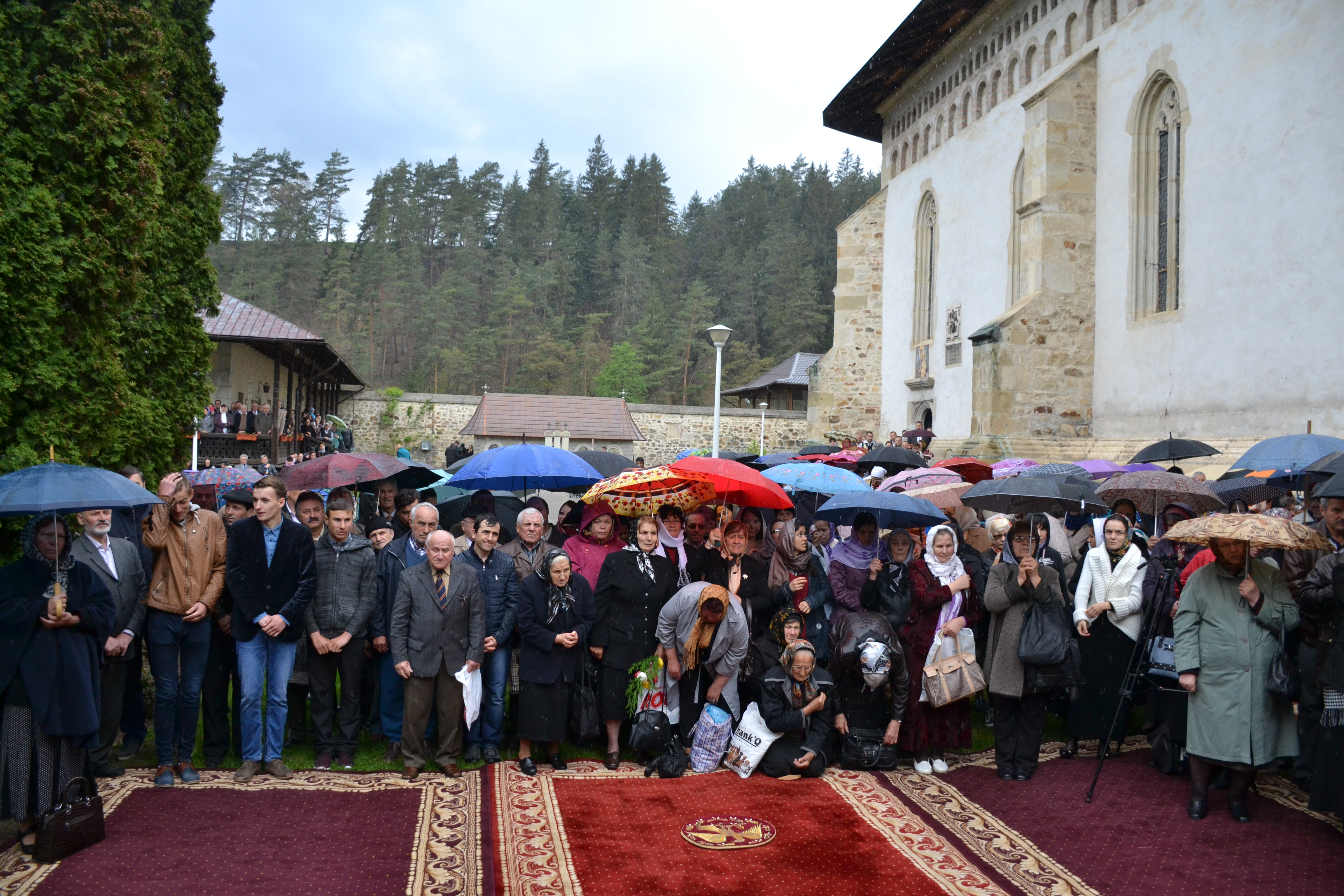 „Oamenii au fost încredințați Maicii Domnului de Hristos atunci când El era pe cruce” „Oamenii au fost încredințați Maicii Domnului de Hristos atunci când El era pe cruce”