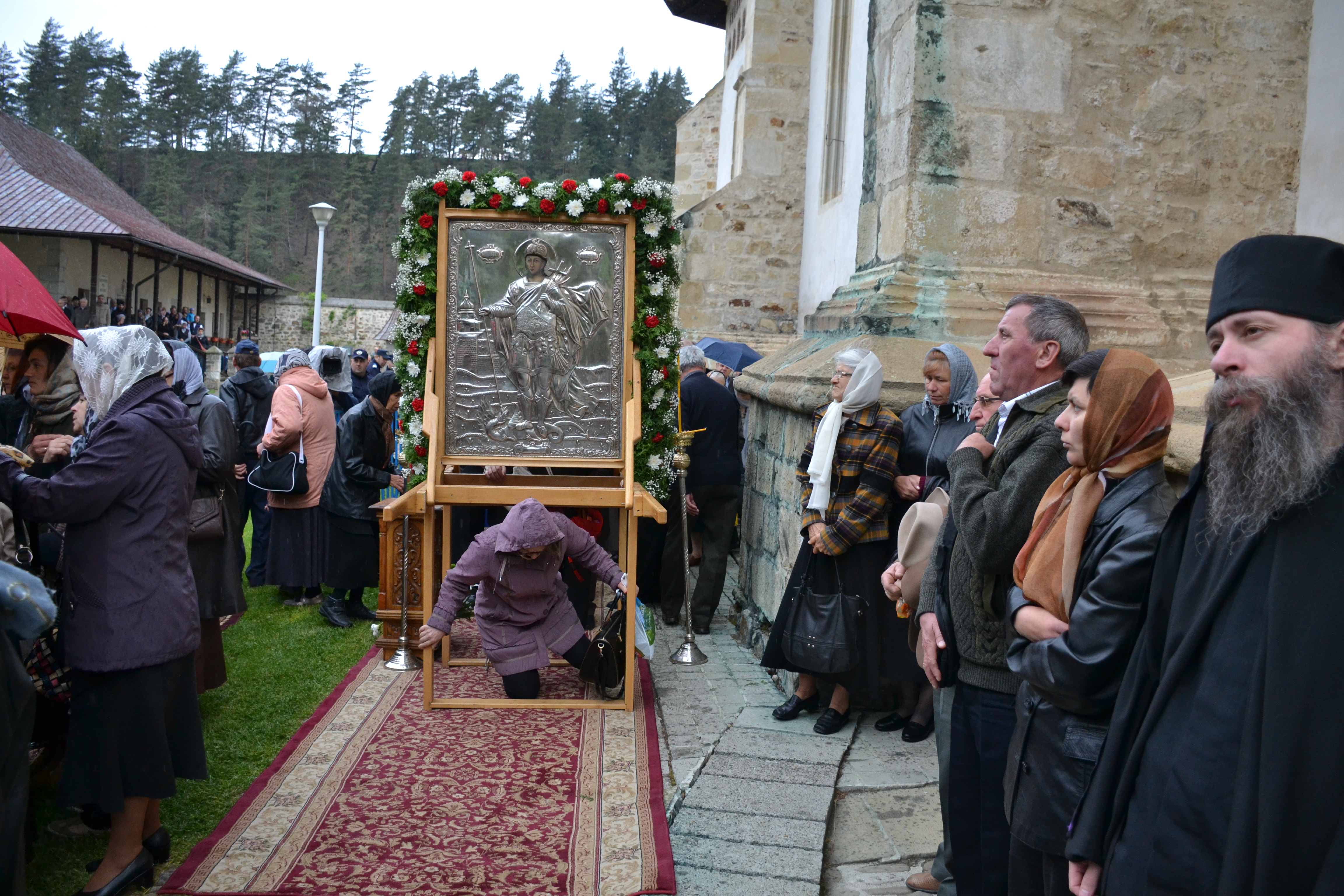 „Oamenii au fost încredințați Maicii Domnului de Hristos atunci când El era pe cruce” „Oamenii au fost încredințați Maicii Domnului de Hristos atunci când El era pe cruce”