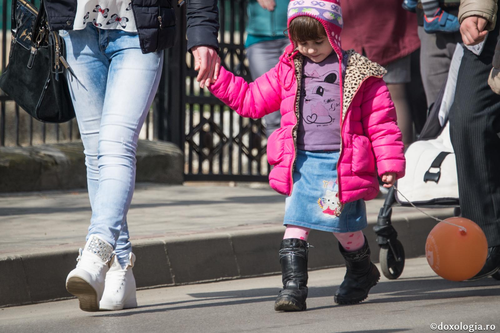 Niciodată nu poți să ceri unui copil să meargă la același pas cu un om mare / Foto: Oana Nechifor copil de mână cu mama