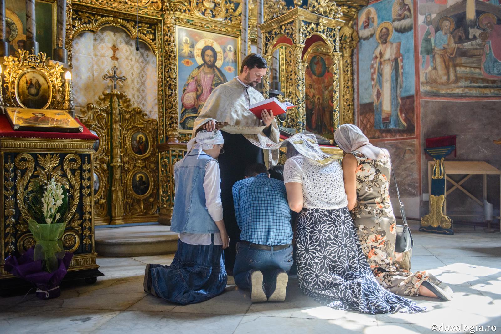 Unul pe altul îndemnați-vă spre pocăință! / Foto: Oana Nechifor preot citind rugăciuni peste credincioși