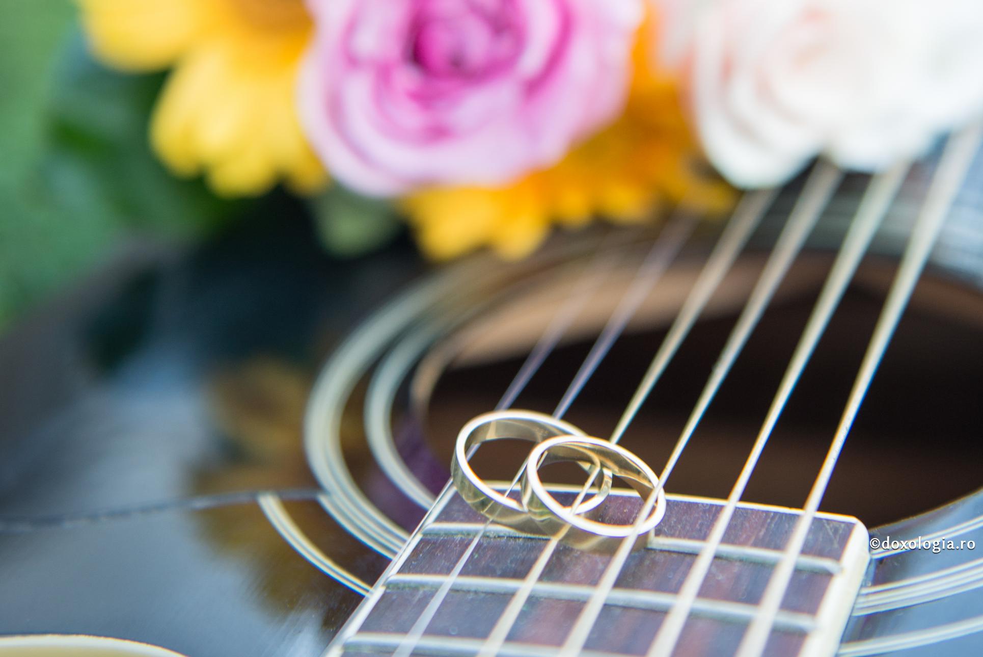 Logodna – teologia textului liturgic / Foto: Oana Nechifor verighete pe chitară