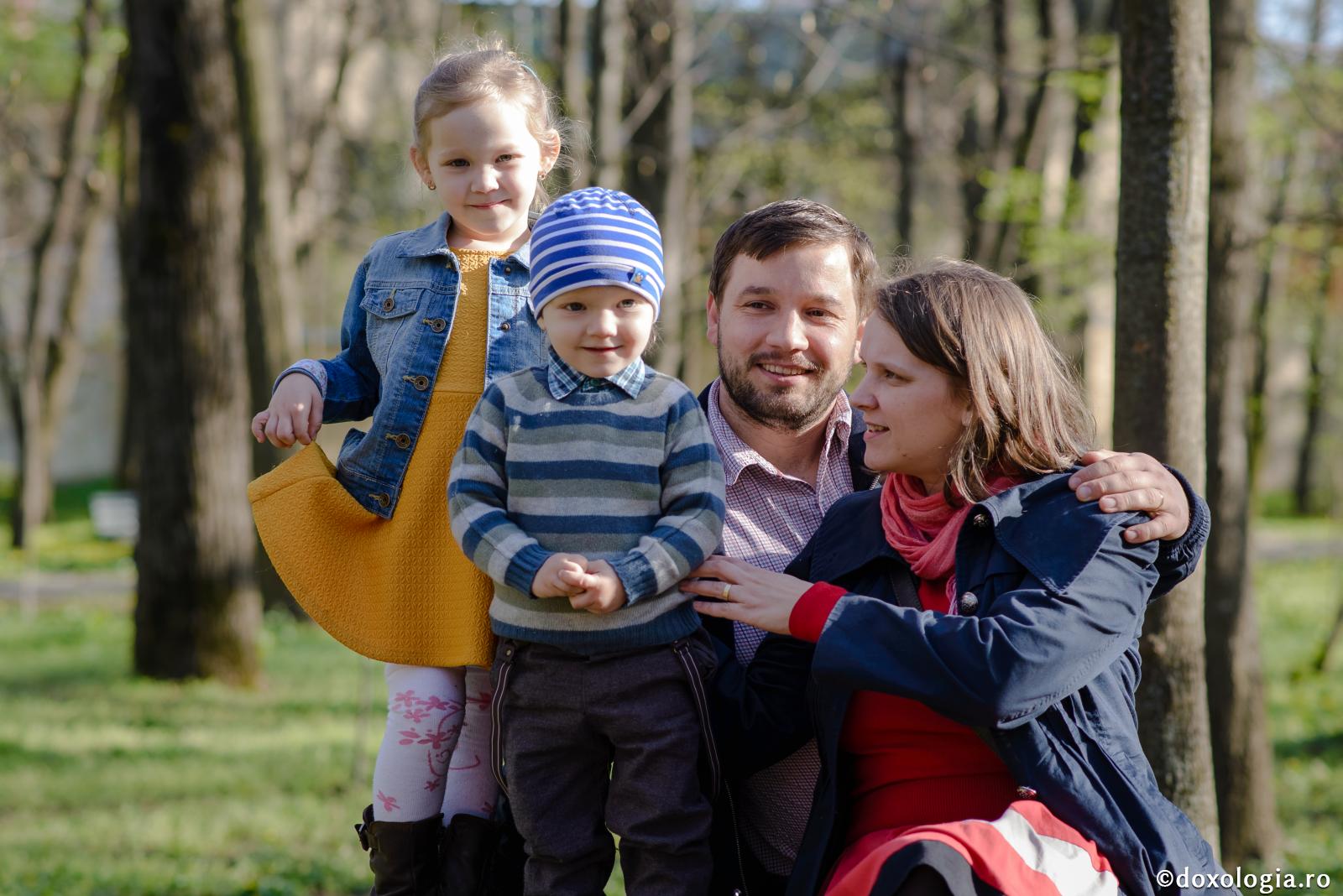 Copiii trebuie să se sature de afecțiune în sânul familiei / Foto: Oana Nechifor familie în natură