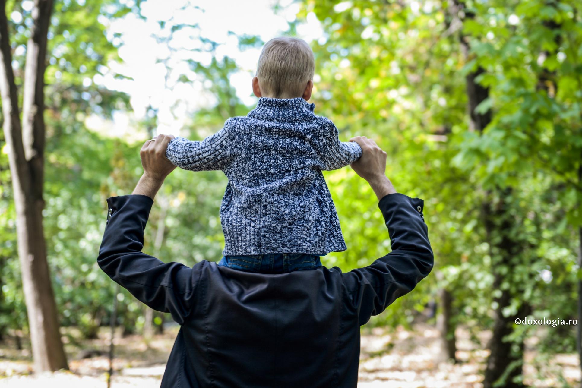 Soluția corectă nu stă în a câștiga o grămadă de bani, ci în organizarea creștină a vieții noastre / Foto: Oana Nechifor copil în spatele tatălui