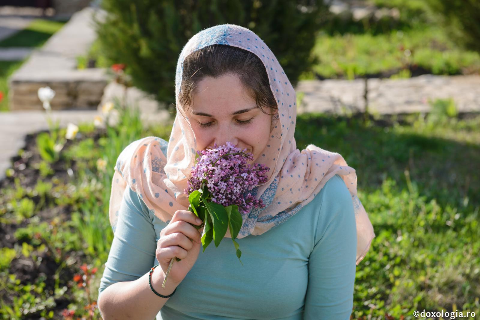 Cum ne este inima, așa ne este și viața / Foto: Oana Nechifor tânără mirosind flori de liliac