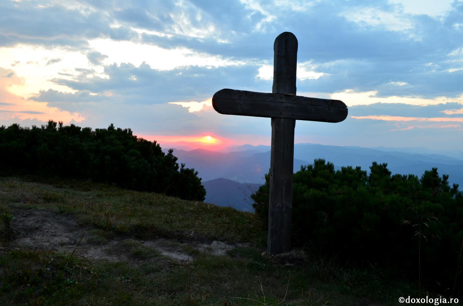 Privind de pe Cruce / Foto: Valentina Bîrgăoanu cruce de lemn pe vârf de munte