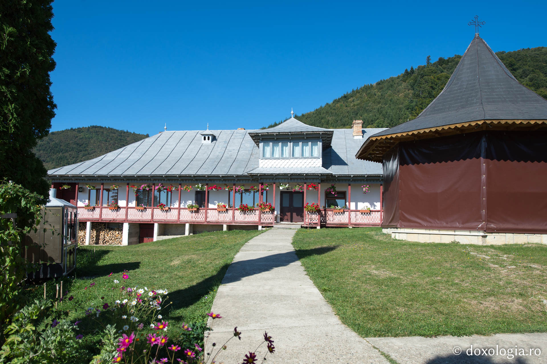 Foto: Oana Nechifor Mănăstirea Horăicioara, „cuibul” iubitorilor de liniște