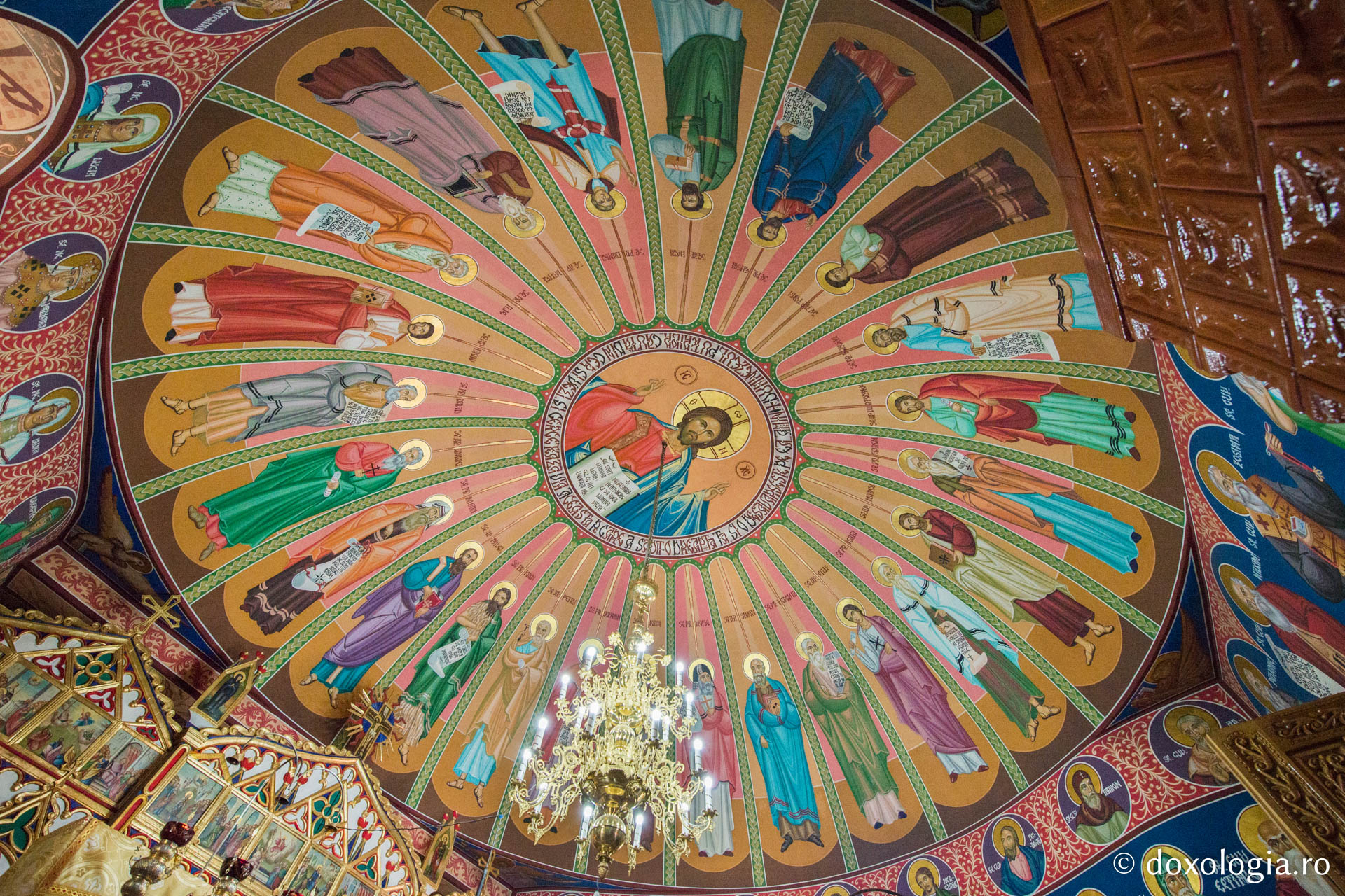 Foto: Oana Nechifor Mănăstirea Horăicioara, „cuibul” iubitorilor de liniște