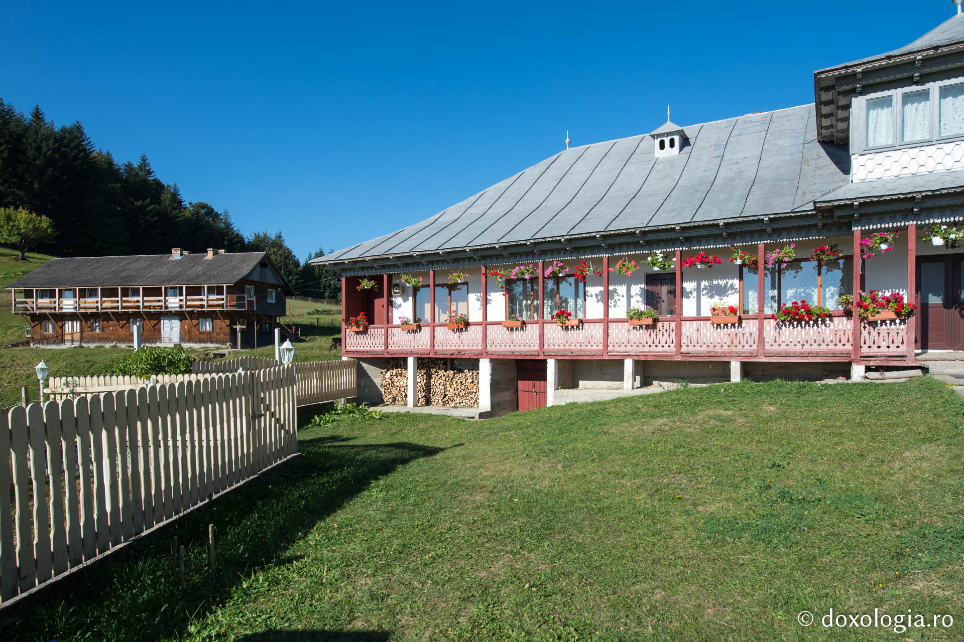 Foto: Oana Nechifor Mănăstirea Horăicioara, „cuibul” iubitorilor de liniște