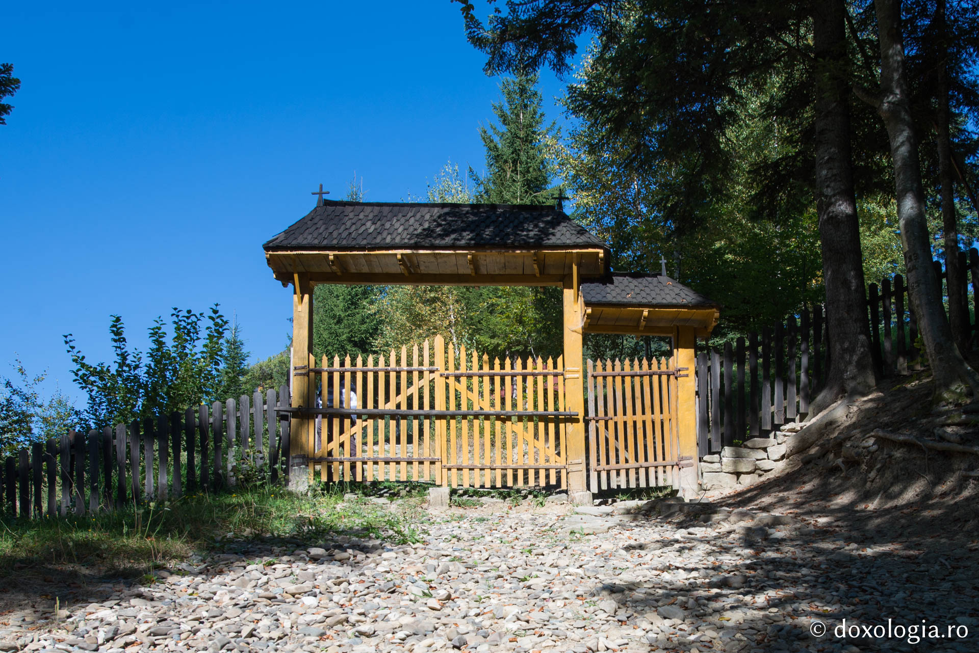 Foto: Oana Nechifor Mănăstirea Horăicioara, „cuibul” iubitorilor de liniște