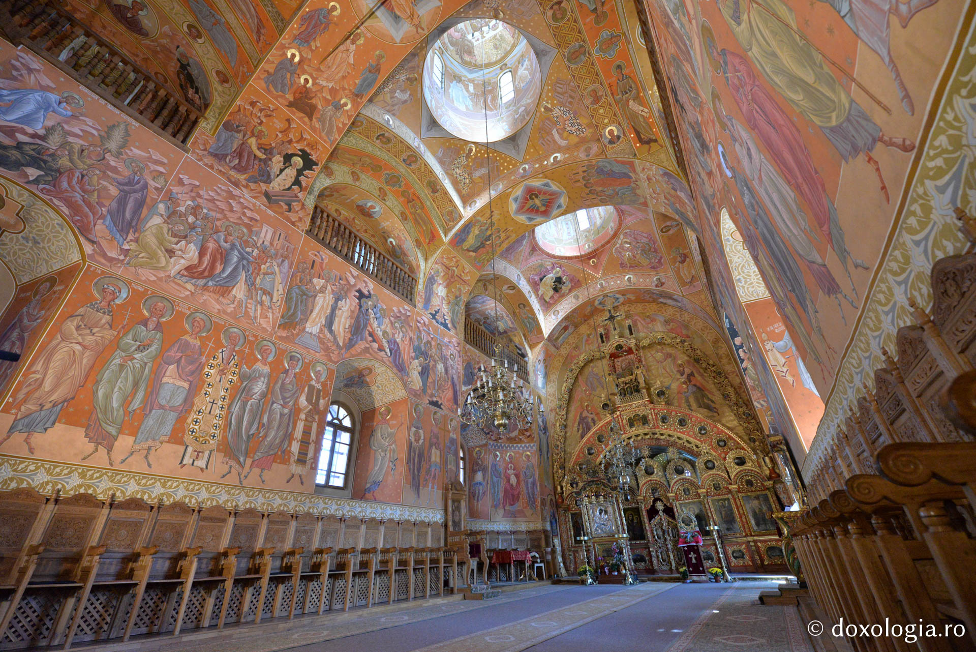 Foto: Oana Nechifor Pictura din biserica Mănăstirii Horaița ‒ o invitație în Cer
