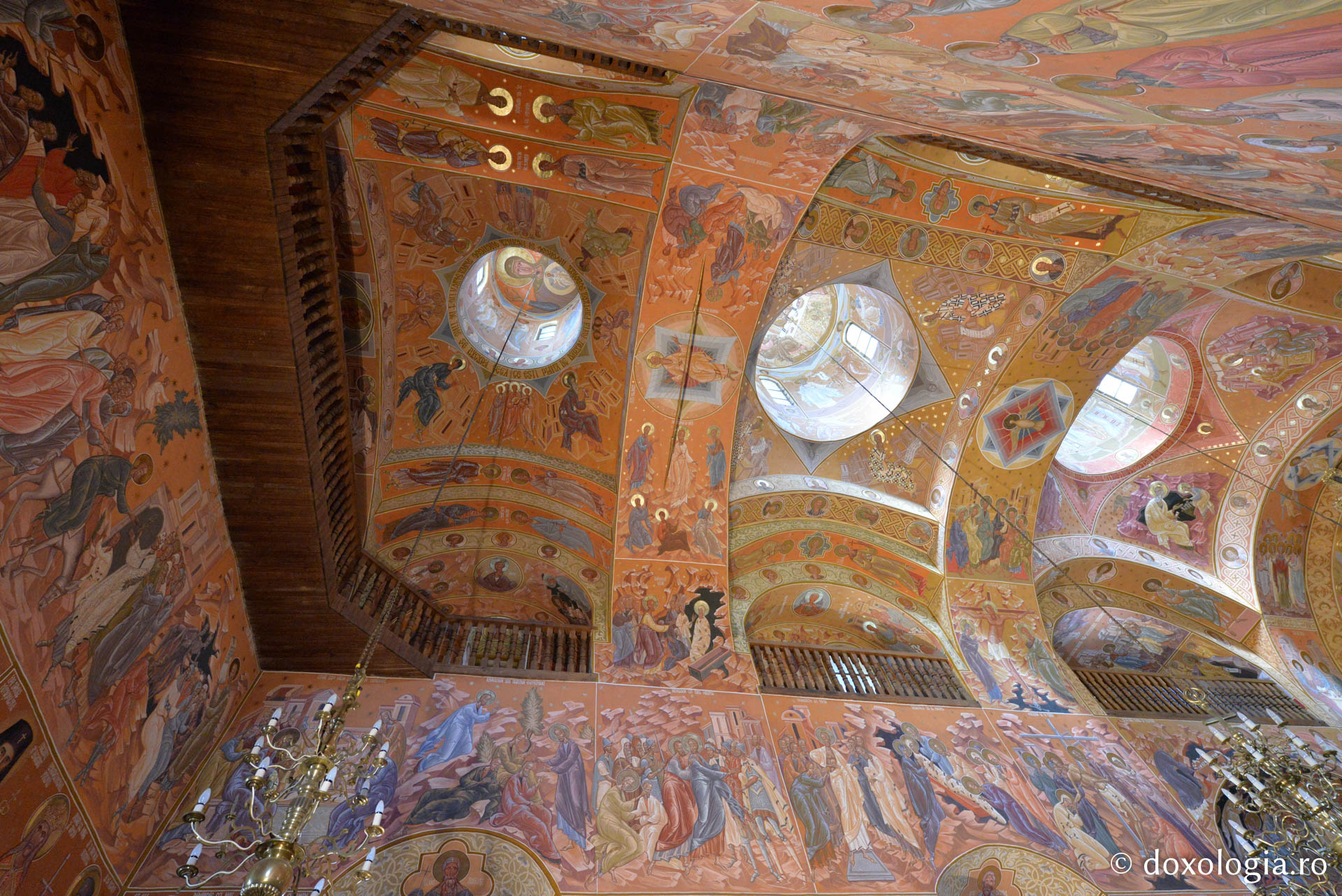 Foto: Oana Nechifor Pictura din biserica Mănăstirii Horaița ‒ o invitație în Cer