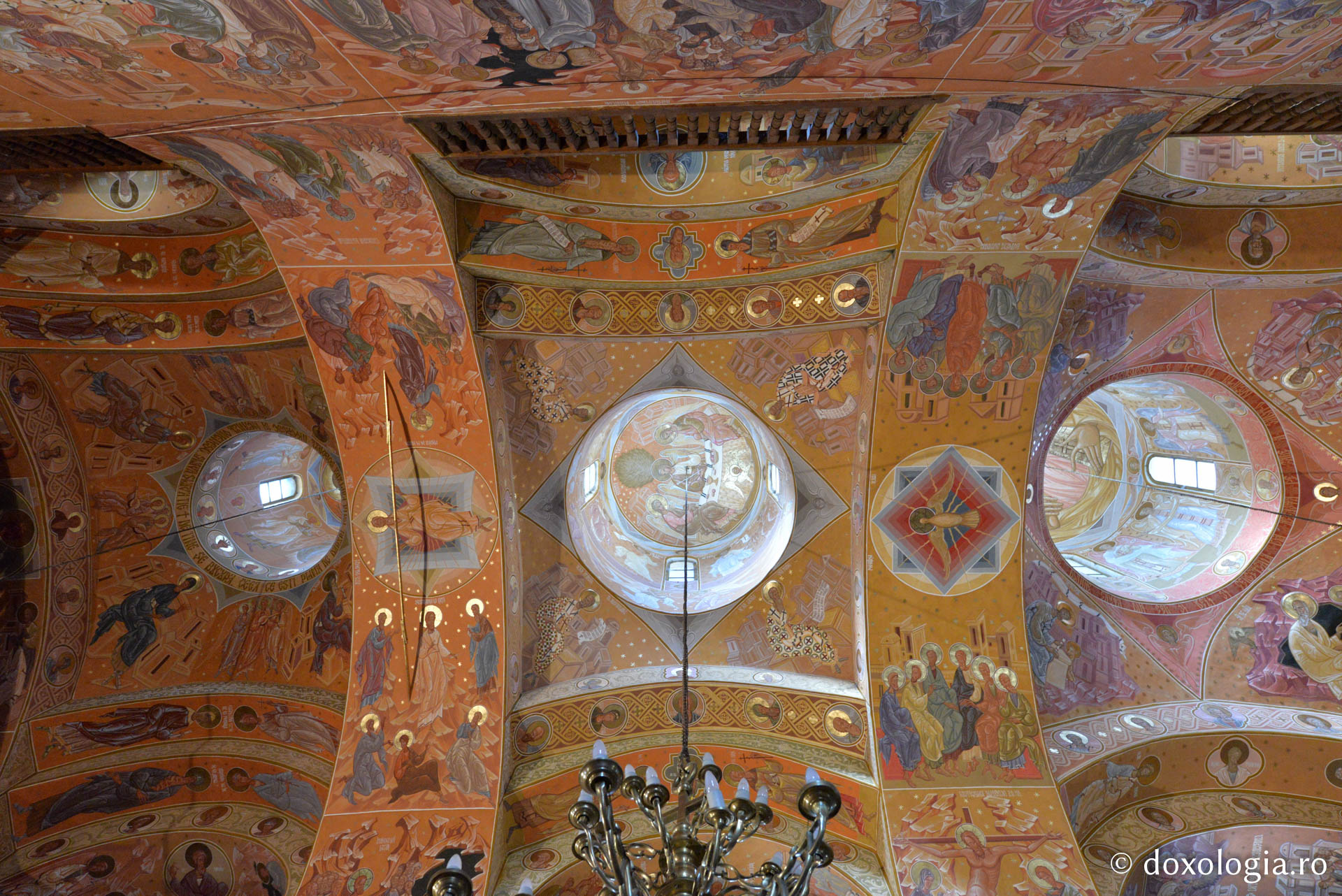 Foto: Oana Nechifor Pictura din biserica Mănăstirii Horaița ‒ o invitație în Cer