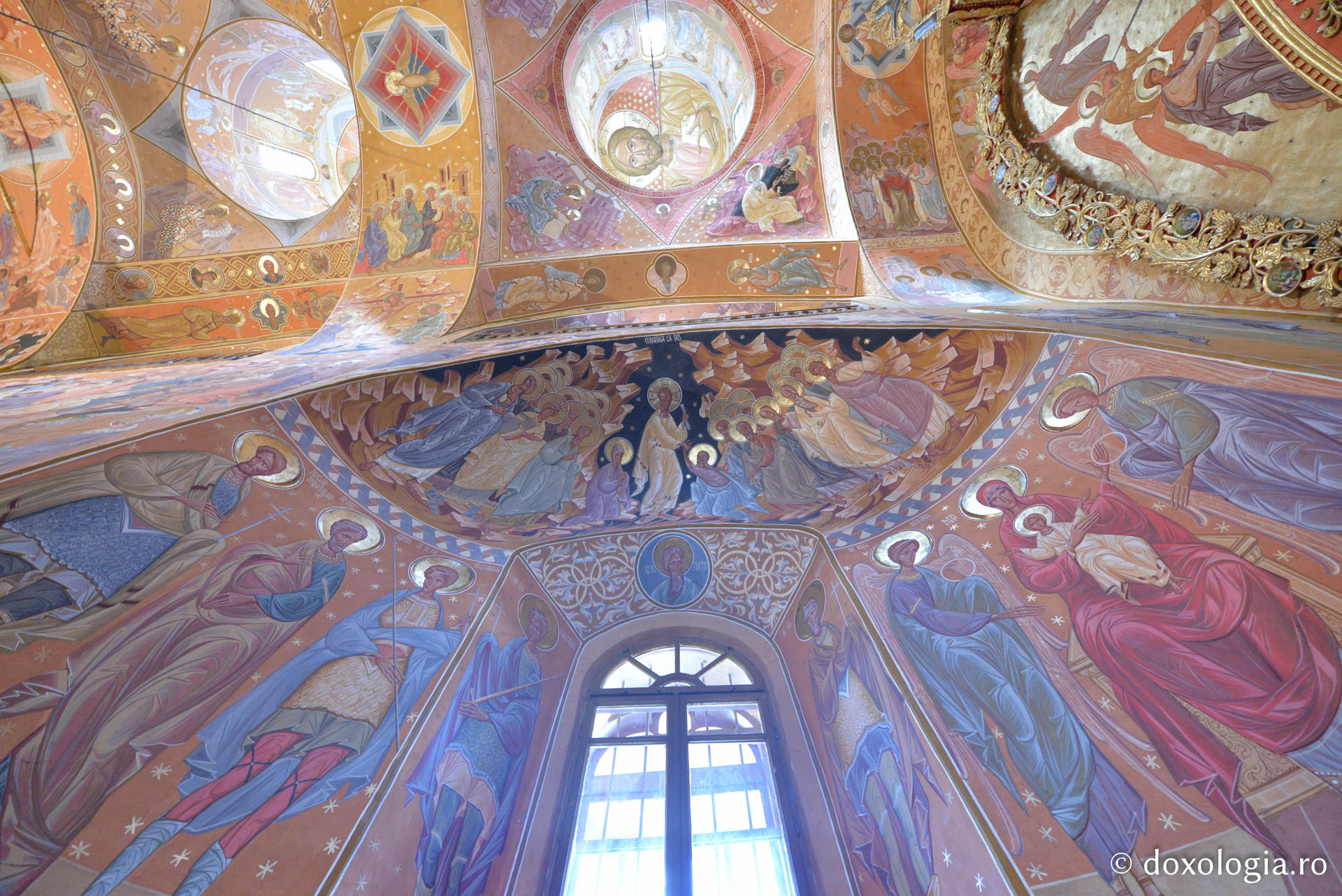 Foto: Oana Nechifor Pictura din biserica Mănăstirii Horaița ‒ o invitație în Cer