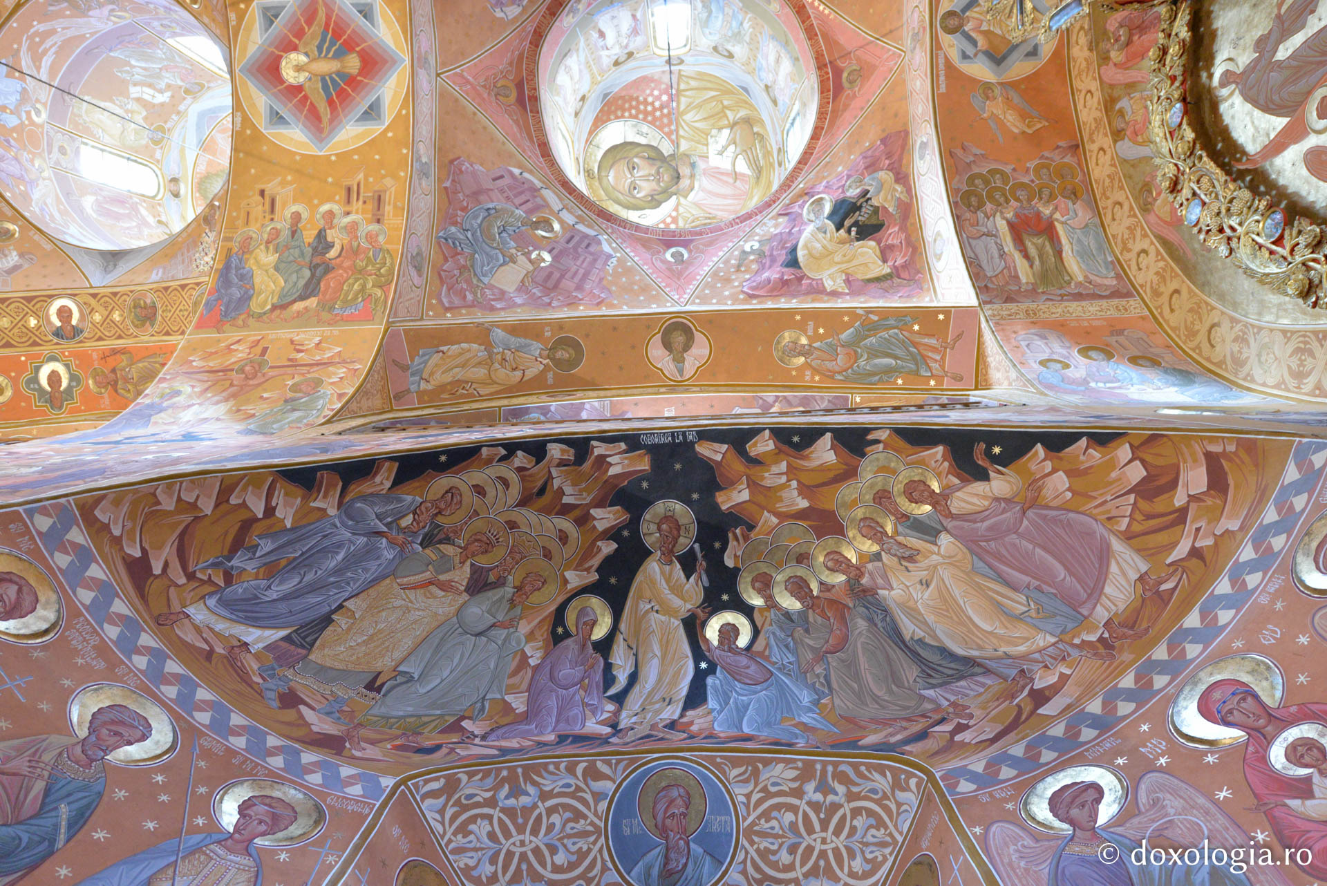 Foto: Oana Nechifor Pictura din biserica Mănăstirii Horaița ‒ o invitație în Cer
