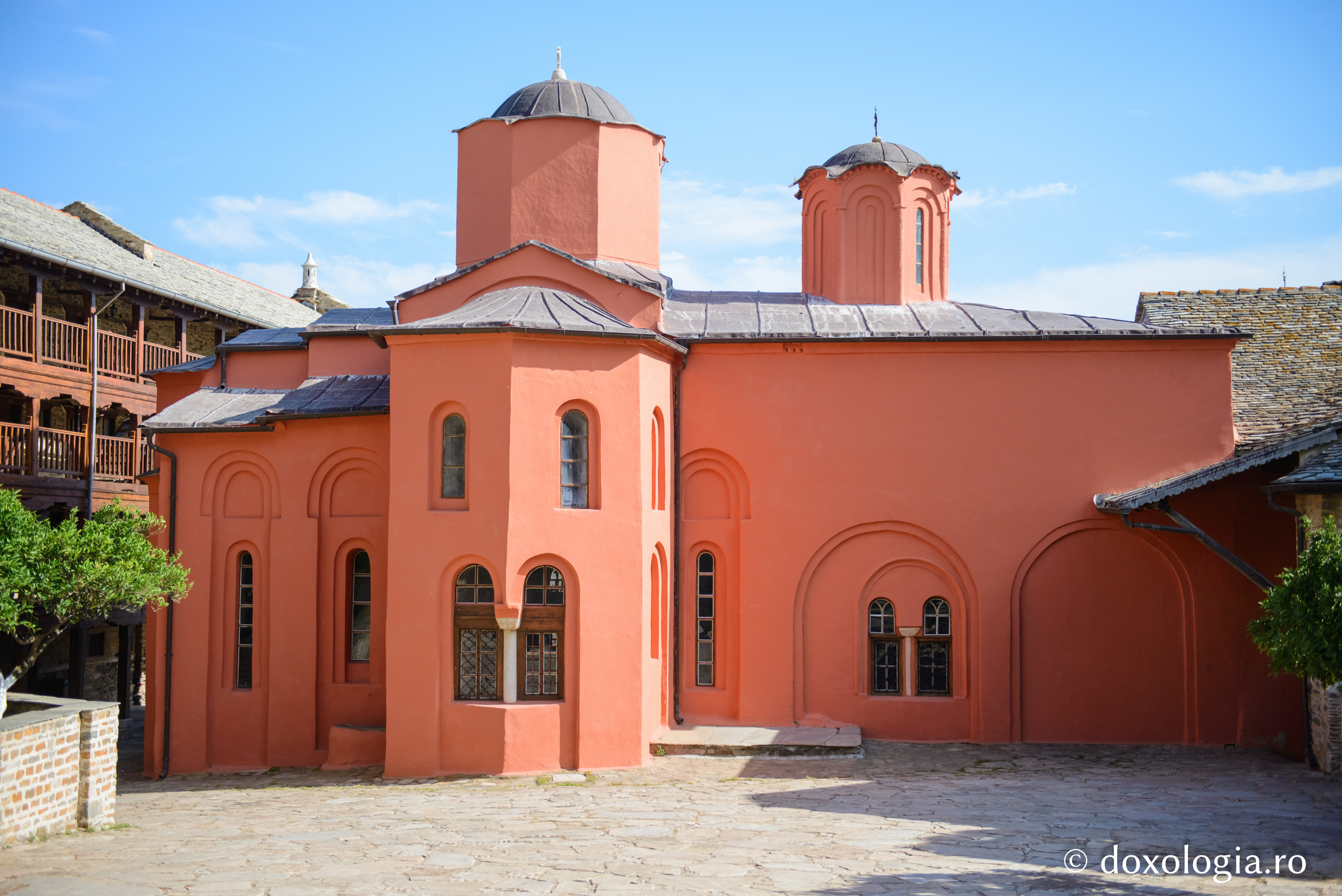 Vechiul Katholikon al Mănăstirii Xenofont / Foto: Pr. Silviu Cluci Vechiul Katholikon al Mănăstirii Xenofont
