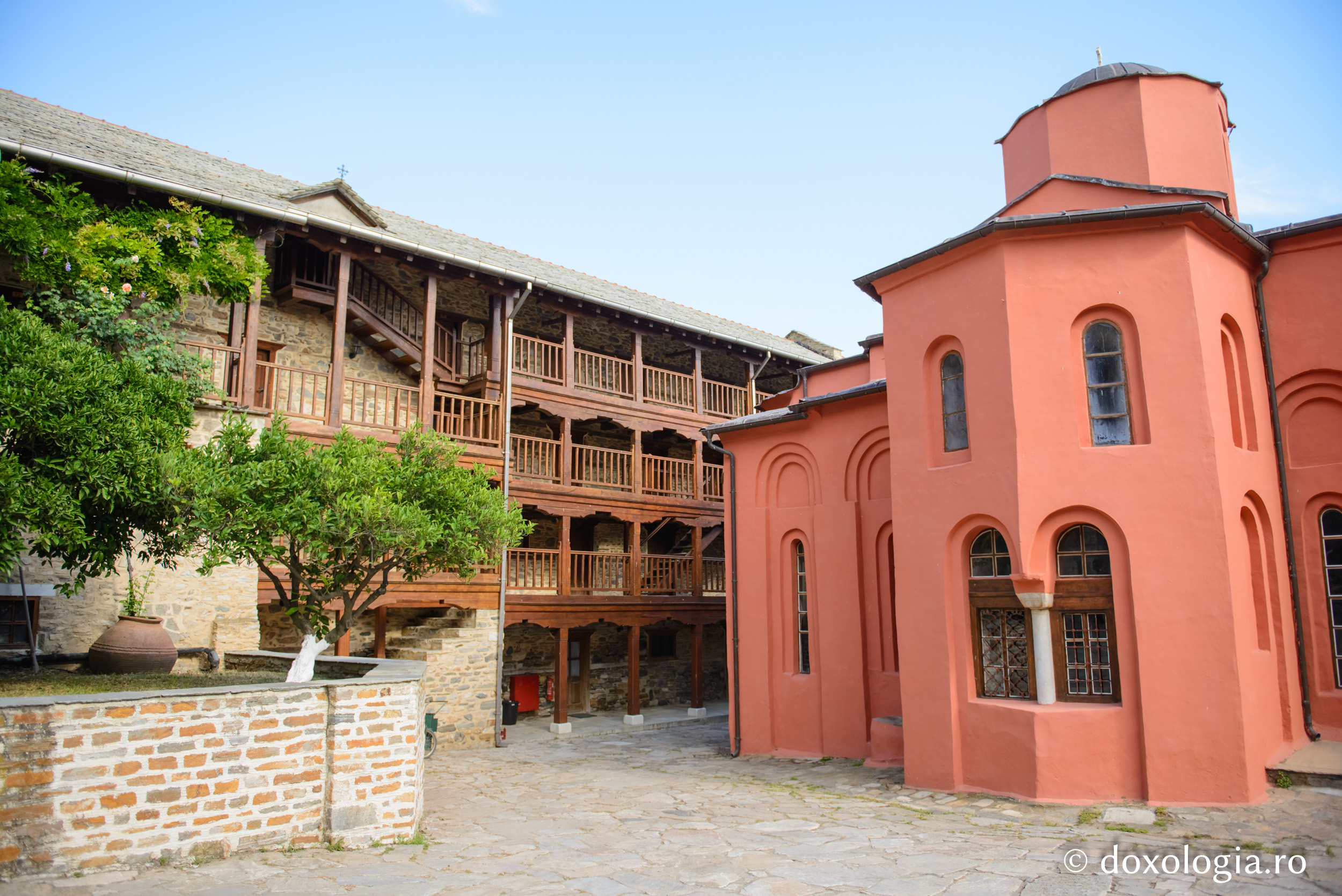 Vechiul Katholikon al Mănăstirii Xenofont / Foto: Pr. Silviu Cluci Vechiul Katholikon al Mănăstirii Xenofont