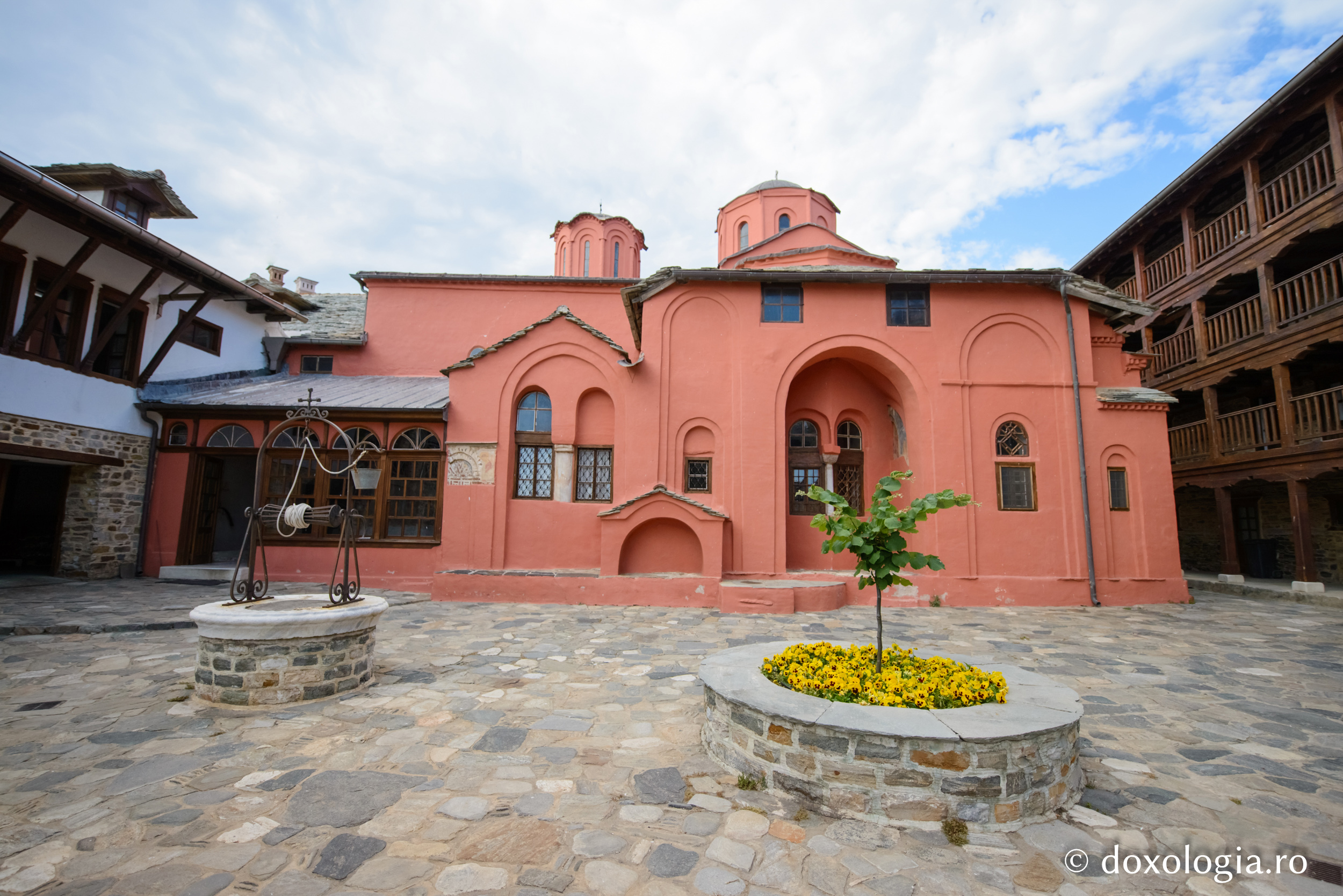 Vechiul Katholikon al Mănăstirii Xenofont / Foto: Pr. Silviu Cluci Vechiul Katholikon al Mănăstirii Xenofont