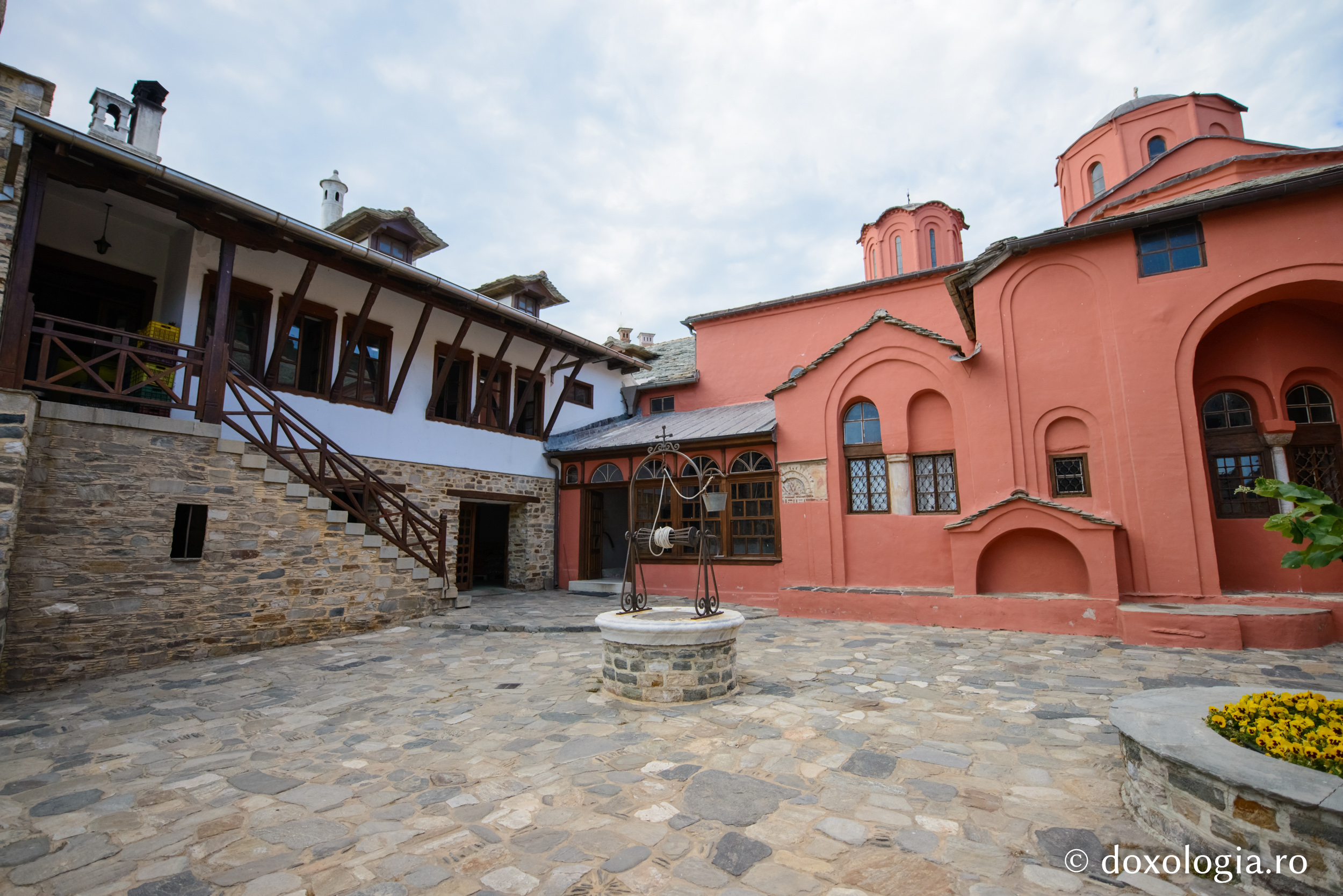 Vechiul Katholikon al Mănăstirii Xenofont / Foto: Pr. Silviu Cluci Vechiul Katholikon al Mănăstirii Xenofont
