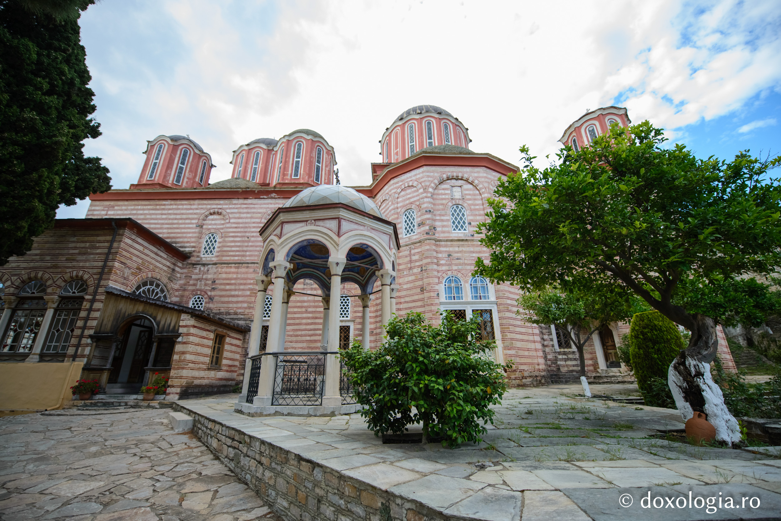 Noul Katholikon al Mănăstirii Xenofont / Foto: Pr. Silviu Cluci Noul Katholikon al Mănăstirii Xenofont