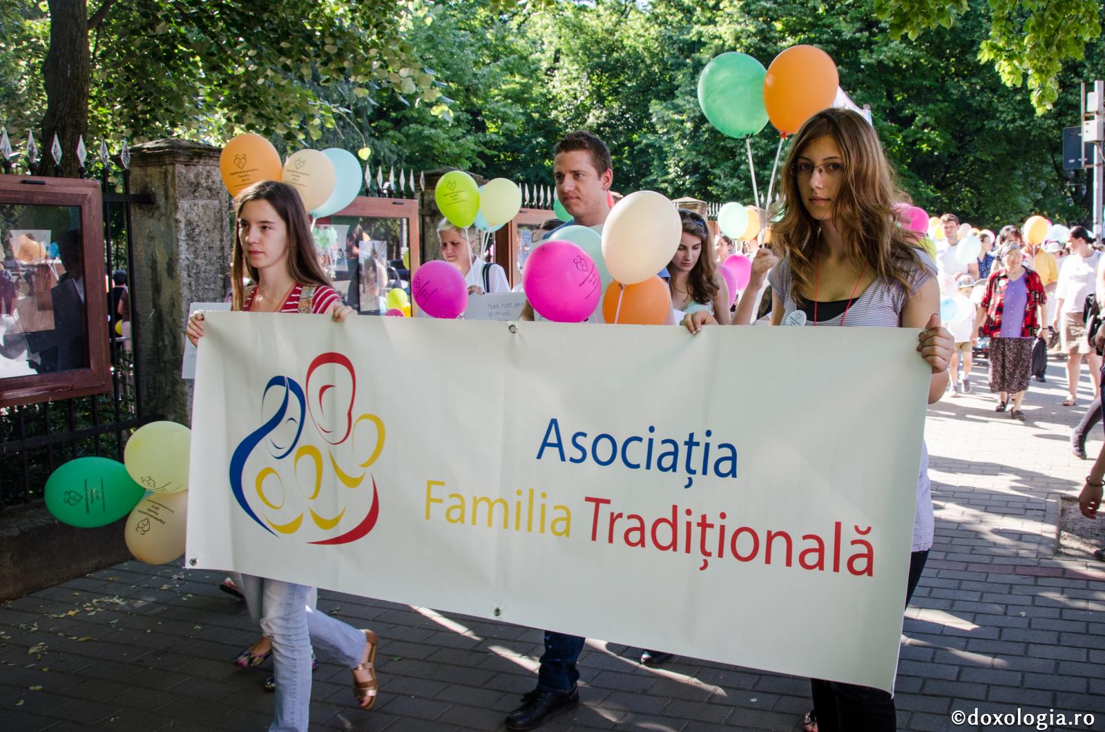 O nouă întâlnire în cadrul serilor „Dor de familie“, organizată de Asociaţia Familia Tradiţională O nouă întâlnire în cadrul serilor „Dor de familie“, organizată de Asociaţia Familia Tradiţională